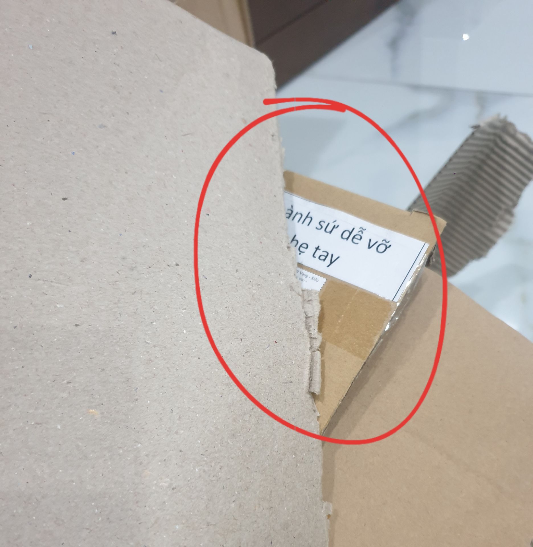 Sao bị BỂ vậy mà giao được? Hàng dễ vỡ mà bọc che và đơn giản vậy...TỆ QUÁ..GIAO BÙ LẠI VÒNG SỨ NHA.