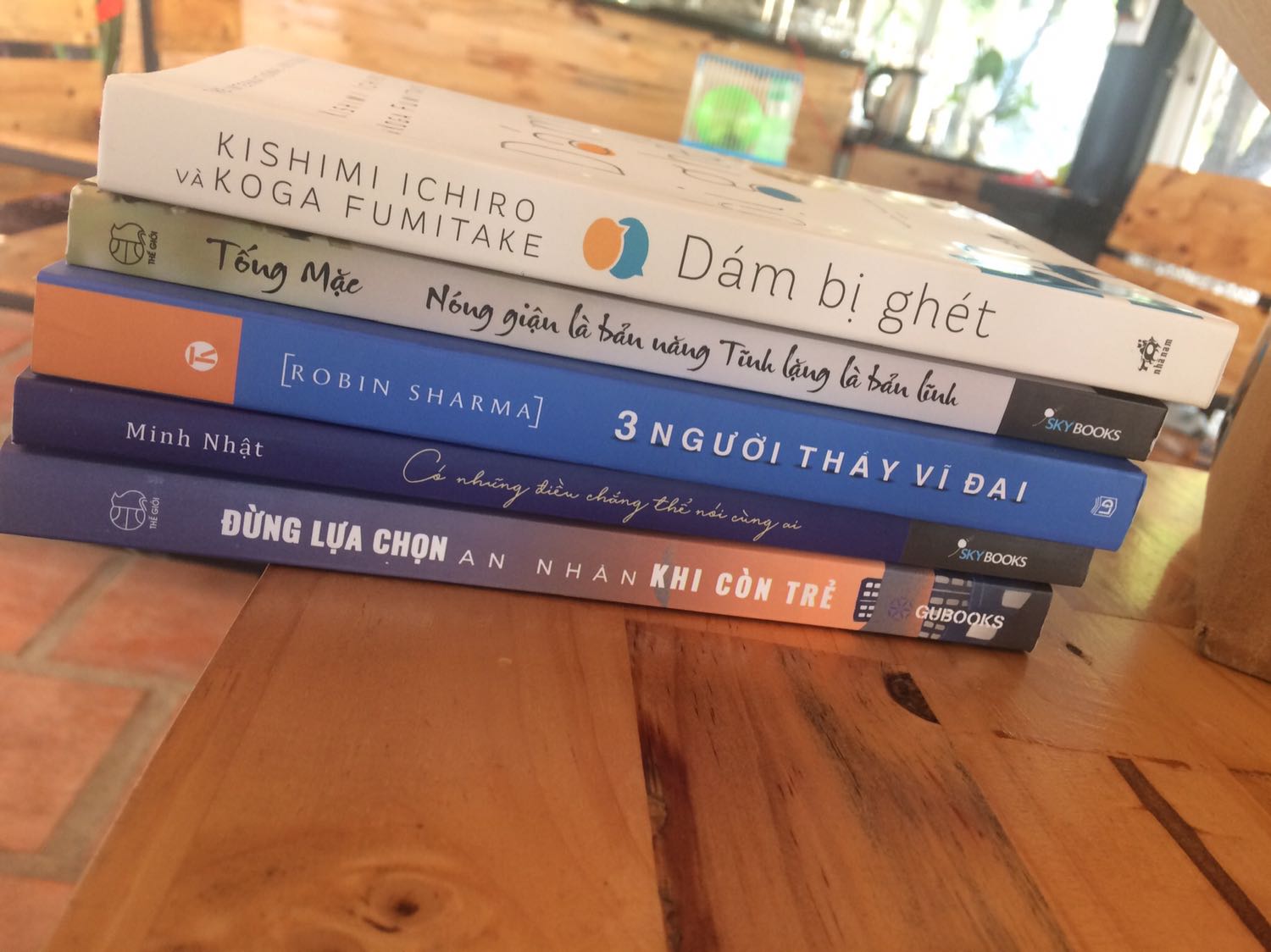 Trên đơn hàng lúc đặt sách thì có tặng kèm theo coupon lì xì sách 2020 nhưng lúc nhận được sách thì ko thấy. 
Nhưng sách giao về được đóng gói cẩn thận, shipper thân thiện, tốt bụng.
Có một vài cuốn sách ko thấy có bookmask, ko biết là trong sách ko có hay là bị giao thiếu nhưng cũng rất đáng mua dù bị giao thiếu đồ.