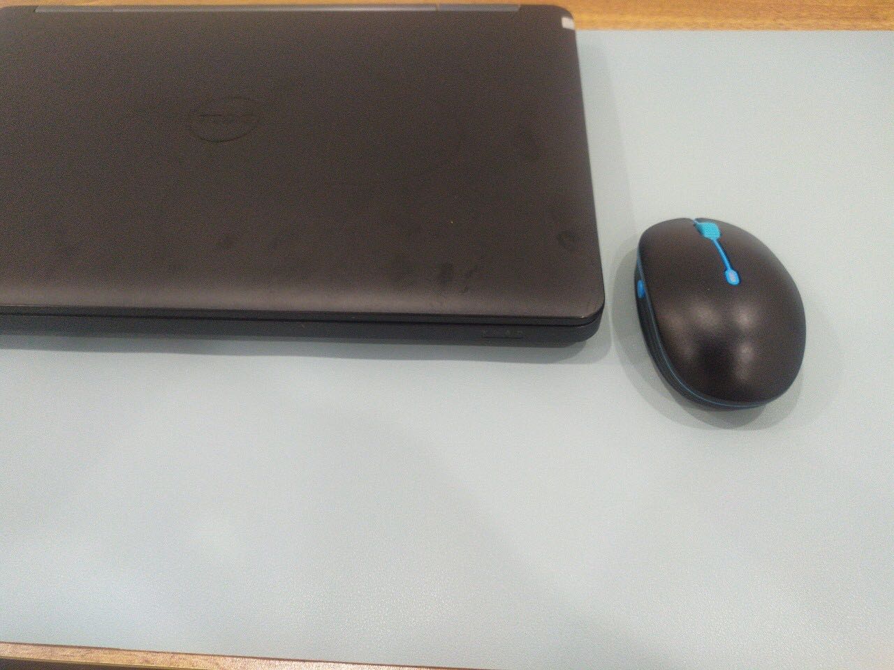 Sản phẩm dày dặn bề  mặt mịn và rất bám chuột,  giao hàng nhanh, shop thân thiện. Se quay lại ủng hộ shop