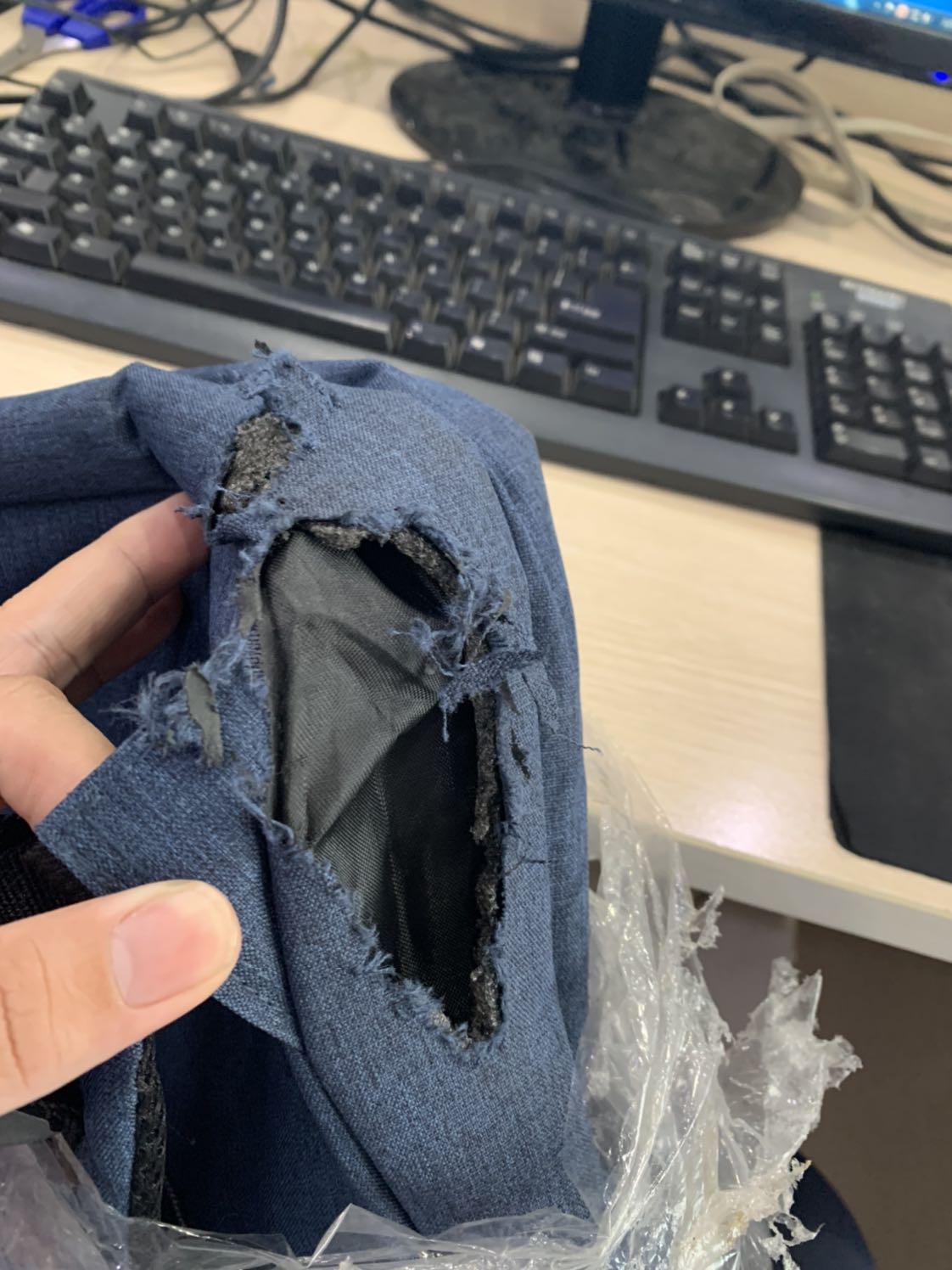 Sản phẩm lỗi, đã đổi 2 lần nhưng không khác biệt. Đành chọn sản phẩm khác. Khâu kiểm tra ngoại quan trước khi giao tới khách còn rất sơ sài. Cần khắc phục kĩ hơn