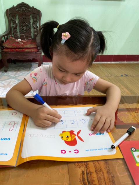 Sách đẹp, bé rất thích. Tô xong nếu chưa vừa ý xoá tô lại rất tiện, các mẹ nên mua cho bé tập tô trước khi vài lớp 1