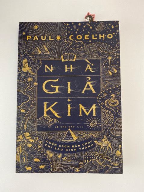Thật sự quá hay, quá xuất sắc! Bìa mới cũng rất đẹp nữa, chất lượng giấy tốt, tranh đẹp, thật sự mình rất thích thiết kế bìa và tranh luôn, đúng tinh thần tác phẩm.

Biết ơn vì có duyên đọc được quyển sách này trong đời. Giờ thì mình hiểu tại sao Nhà Giả kim lại bán chạy như vậy. Đây là cuốn sách mình đọc xong nhanh nhất từ trước đến giờ, và chắc chắn sẽ đọc lại lần 2, lần 3,...

Với một người trẻ thì những triết lý, bài học trong sách như một kim chỉ nam, một dấu hiệu trên hành trình phát triển và theo đuổi ước mơ. Chúc cho tất cả chúc ta đều tìm được kho báu của riêng mình. Maktub^^