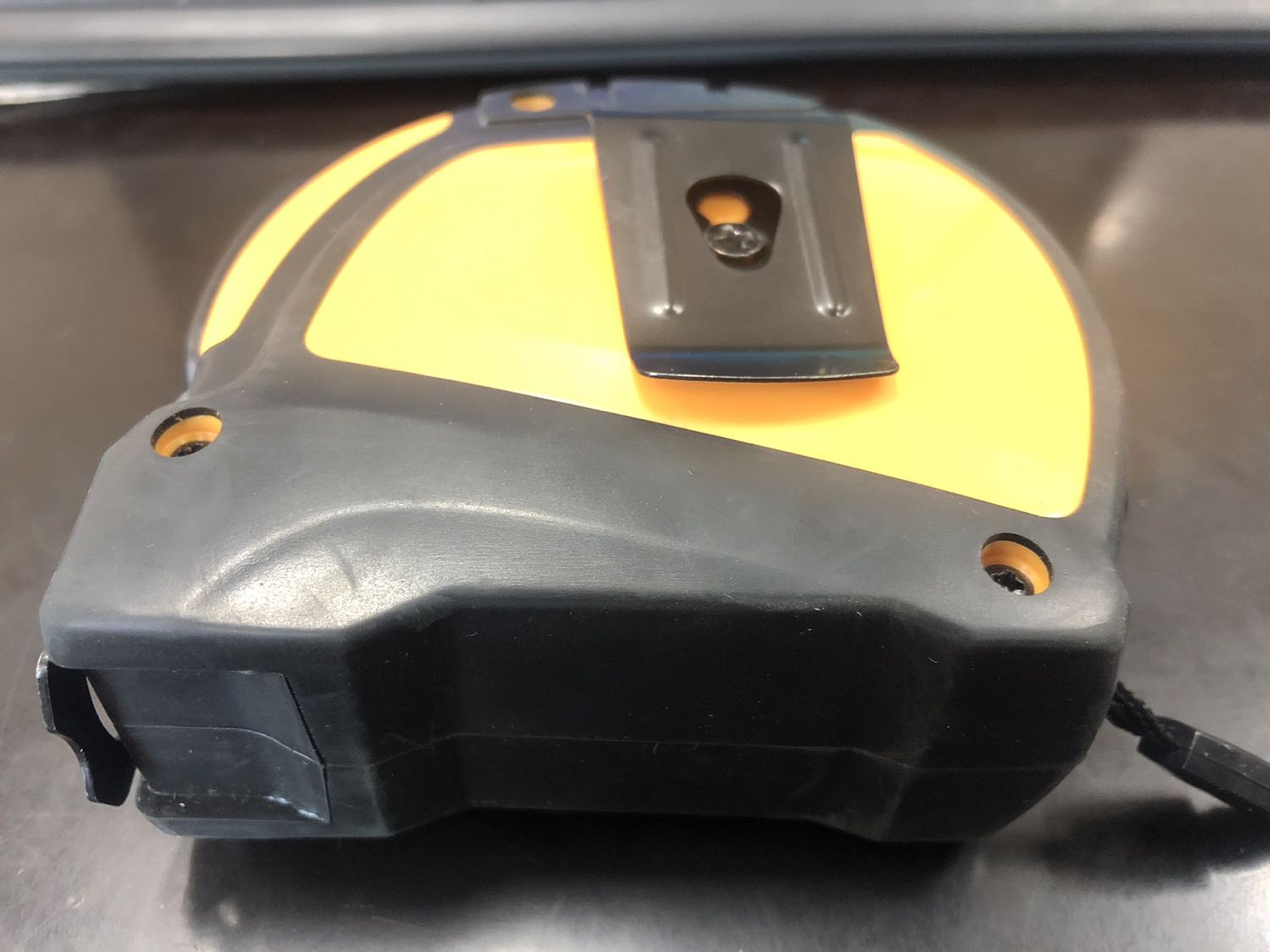 Nhận được sản phẩm không hề có bao bì hay hộp gì cả. Được bỏ chung cái hộp giấy với các sản phẩm khác (order 4 sản phẩm) thất vọng xíu. Cầm lên thì thấy hơi củ,trầy nhẹ xung quanh, chỗ cài vào túi thì bị lỏng xoay lung tung. Còn lại thì ổn. Cơ chế khoá thước thông minh hơn đám còn lại. Nhấn nhẹ