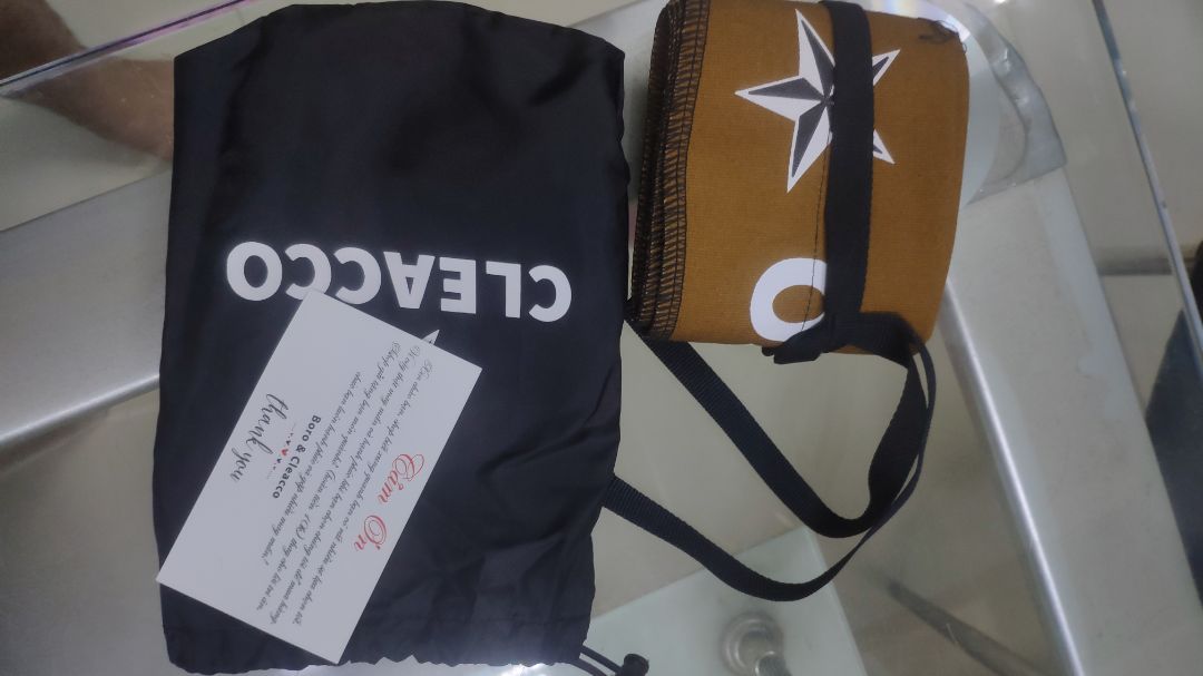 giao nhanh mặc dù không đk giao siêu tốc. Khá ok về giao hành của Tiki nhân viên cũng rất dễ thương. Sản phẩm thì bình thường kiểu như miếng vải dạng dày và thô xíu may lại thành cái quấn tay chứ không có gì đặc biệt nên giá tầm đó thì hơi không phù hợp, nhưng có túi và một tấm thẻ cám ơn khá dễ thương nên cho 5 sao.