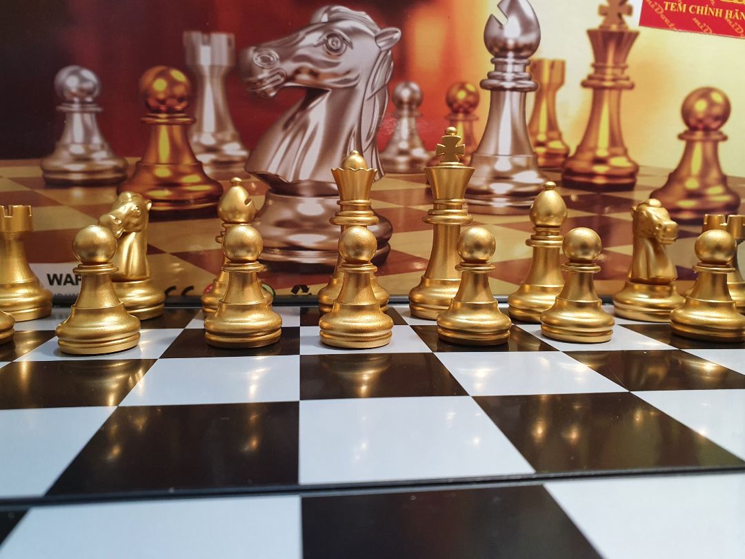 hàng quá chất. Quân cờ vàng bạc sắc nét, chất lượng cao, bàn cơ êm. Bàn 32 * 32 là vừa. hàng chĩnh hãng. tiki giao hàng nhanh.