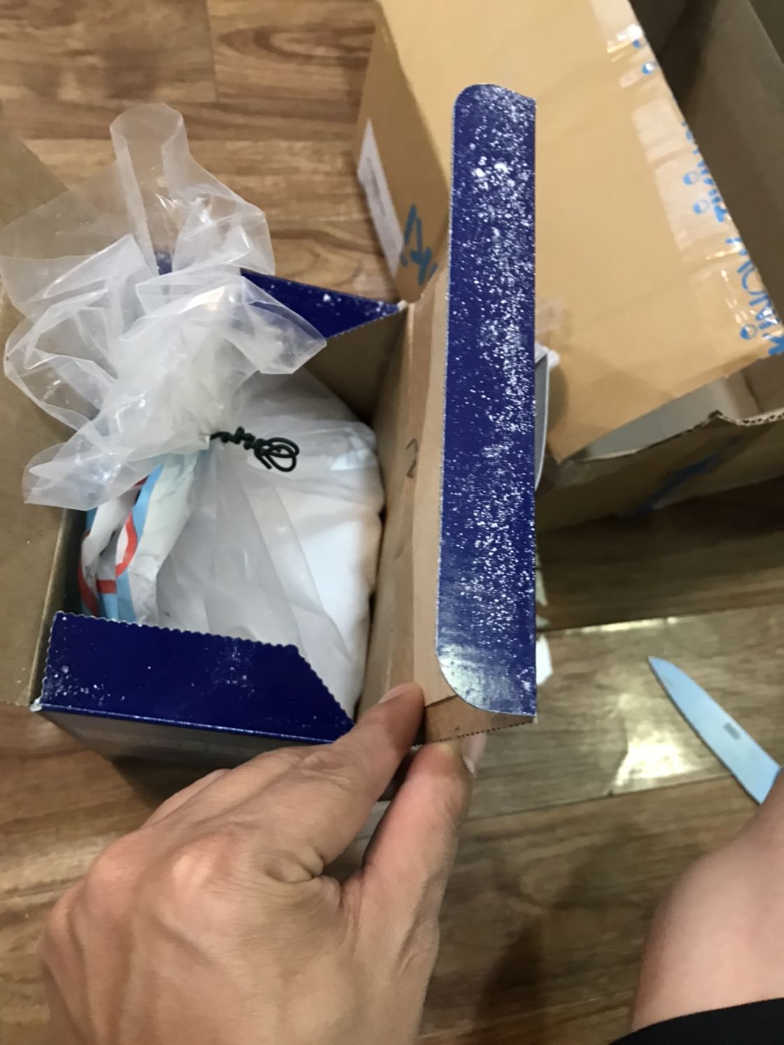 Hàng đóng gói quá thủ thông như thế này chắc chắn là hàng không chuẩn. Bột vùng ra ngoài hộp. Đề nghị đổi trả