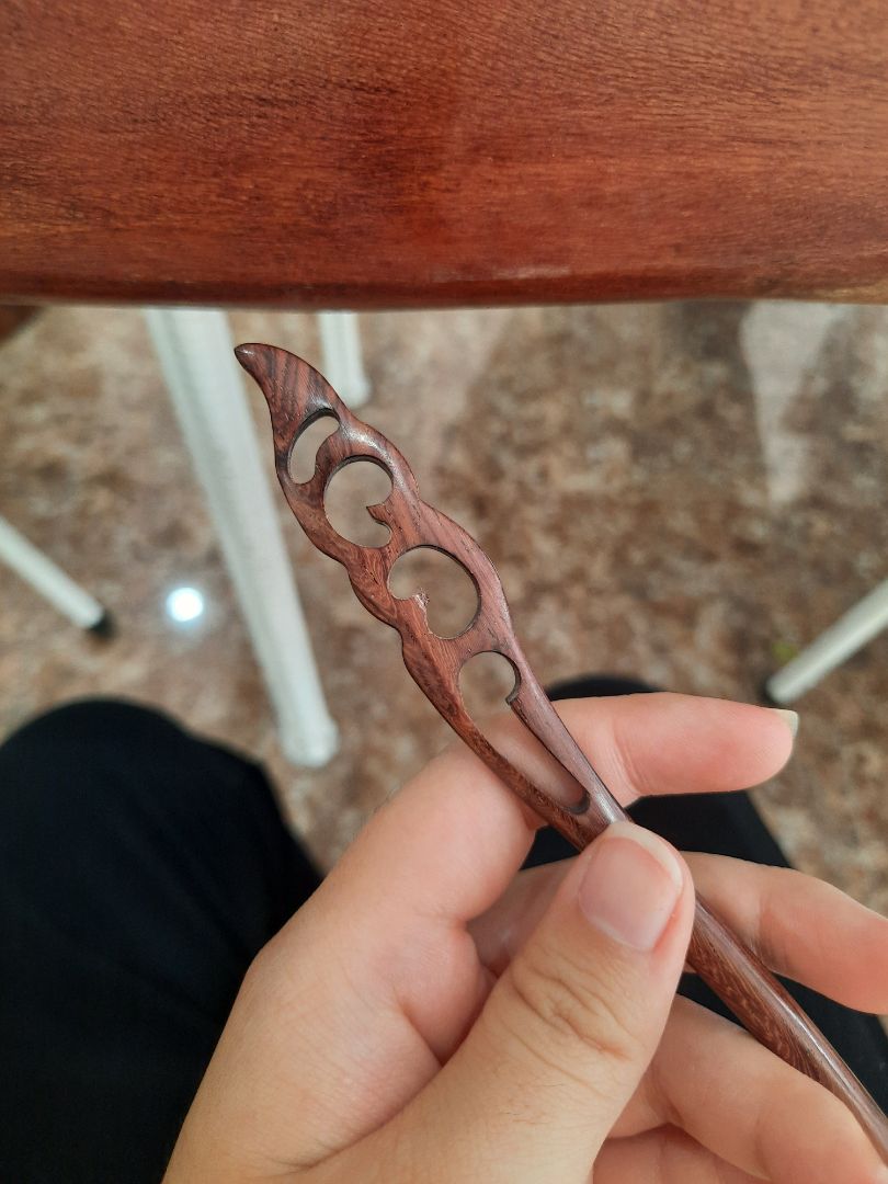 Hàng bị sứt ở 1 góc. Nhìn hơi mất thẩm mỹ