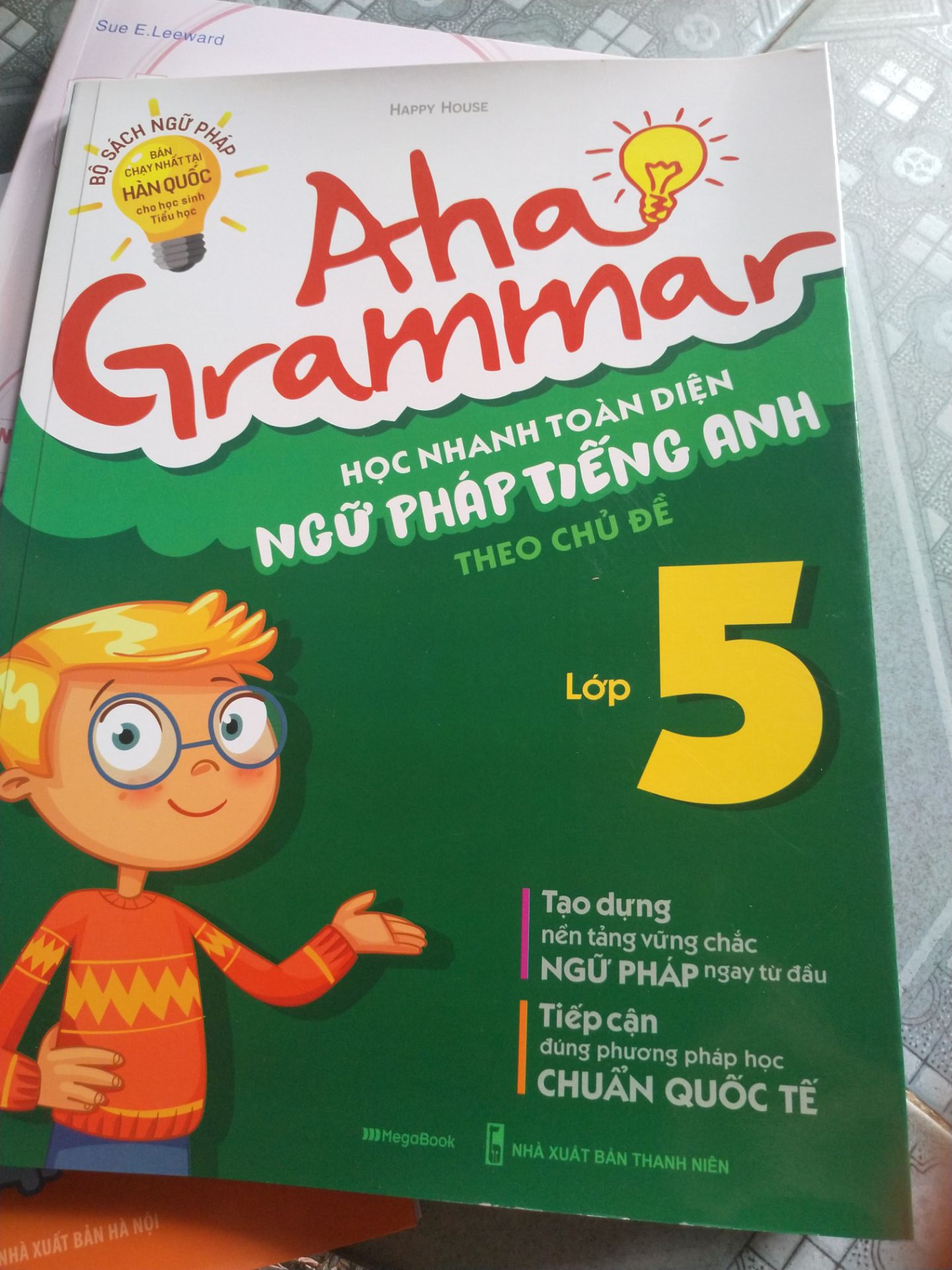 Sách dày, in màu đẹp hấp dẫn các bé học hơn. Có chủ điểm ngữ pháp, thực hành, ngữ pháp đọc hiểu, và ô. tập ở cuối mỗi chương giúp đánh giá kiến thức người học.