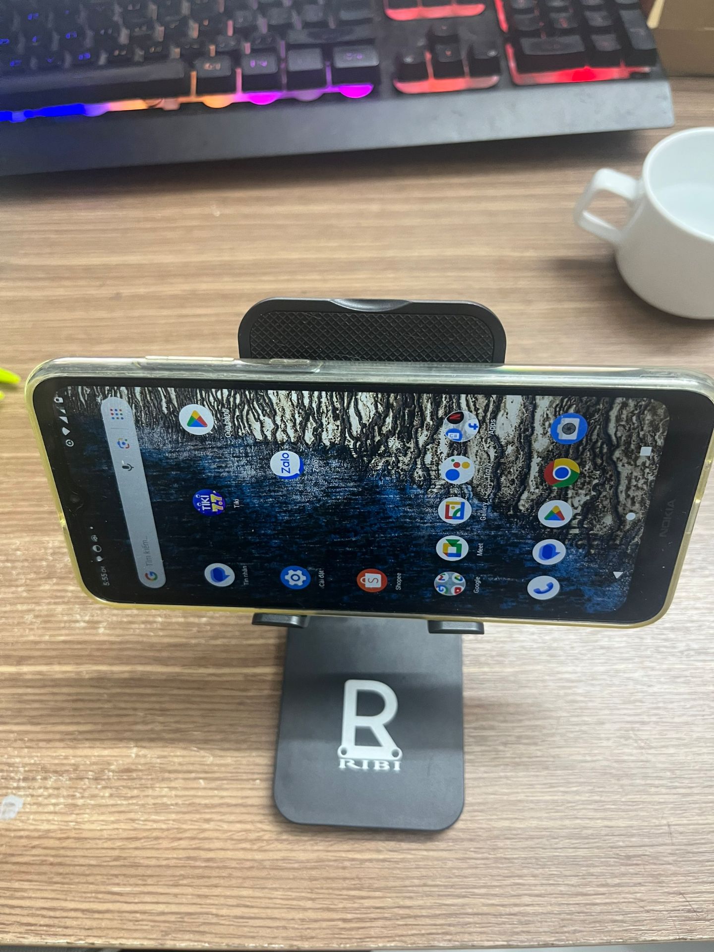 rất ngon nha, điện thoại mình to bự chảng nhưng để lên giá vẫn rất chắc chắn