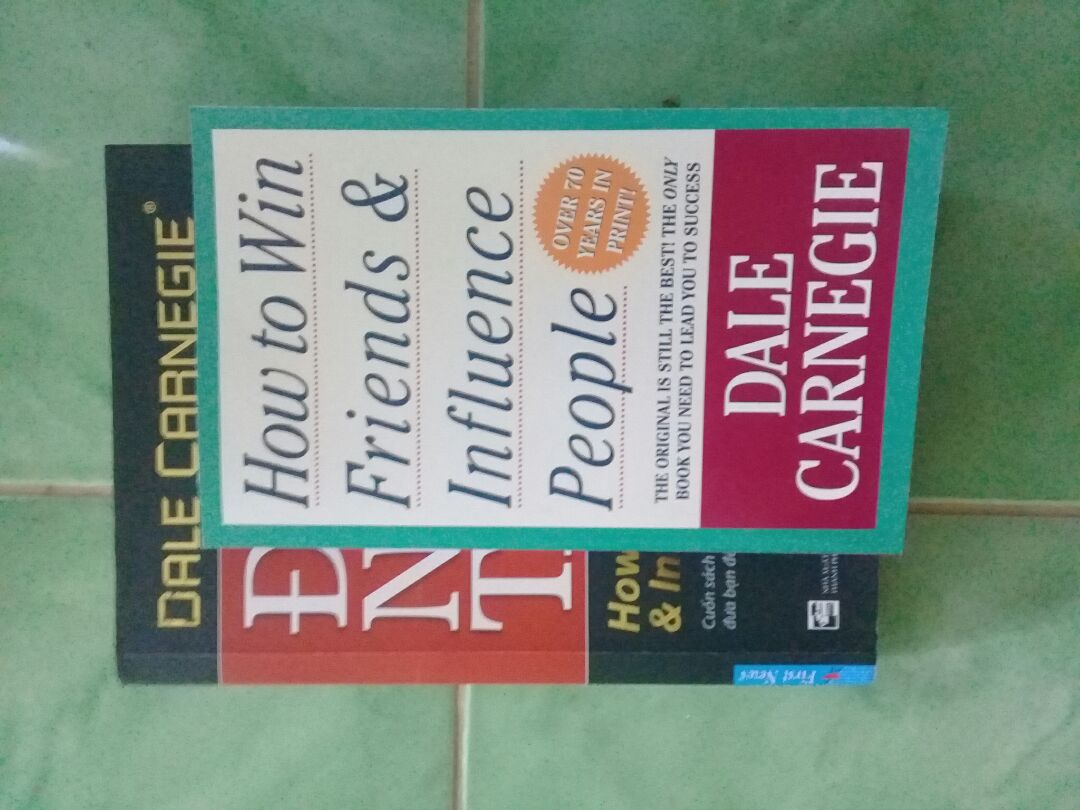 Lúc đầu mình xem ảnh của cuốn sách này trên tiki cứ ngỡ nó to như mấy cuốn bình thường ai dè khi mới mua về nó nhỏ như cuốn từ điển, mình cũng khá bất ngờ khi được tiki tặng 4 bookmark tiki rất dễ thươngg, mãi ủng hộ tiki nè~?