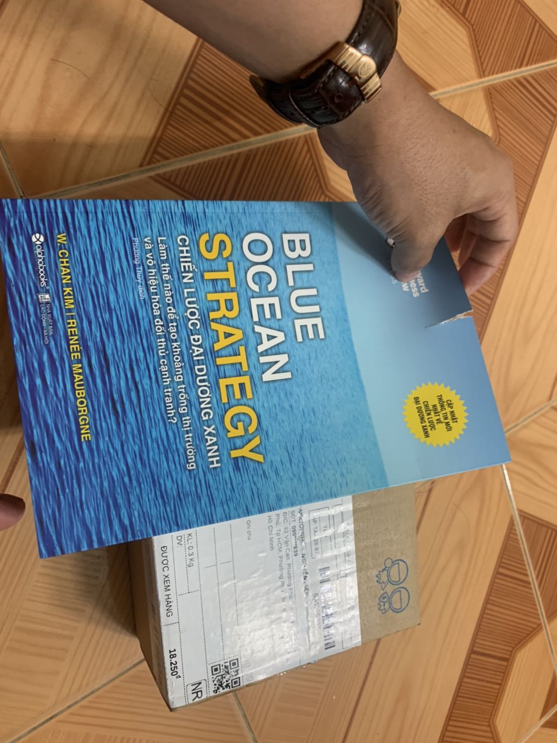 Hi Shop, vừa nhận xong sách chưa đọc mà đã không lành lặn rồi. Rách ngay bìa sách. Cảm thấy không hài lòng cho khâu kiểm tra & giao hàng của Shop.