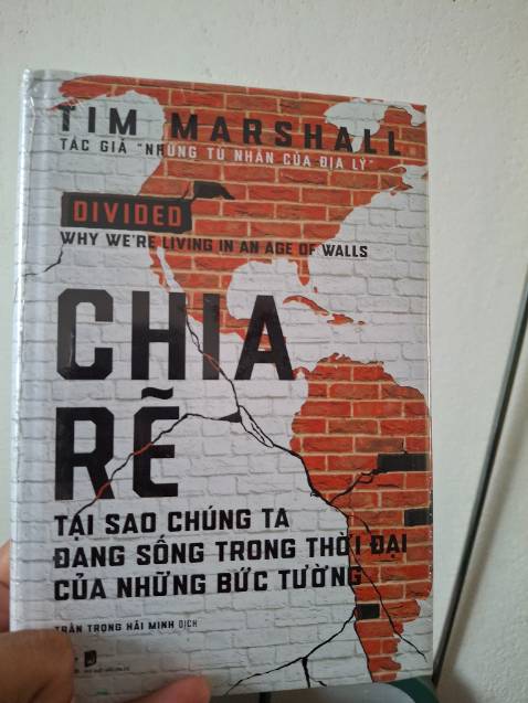 Về đóng gói hộp bị rách khá nhiều, may mà bên trong có bì bóng cuốn sách tránh hư hỏng.
Sách bìa cứng đẹp, chắc chắn, có lớp màng co bảo vệ.