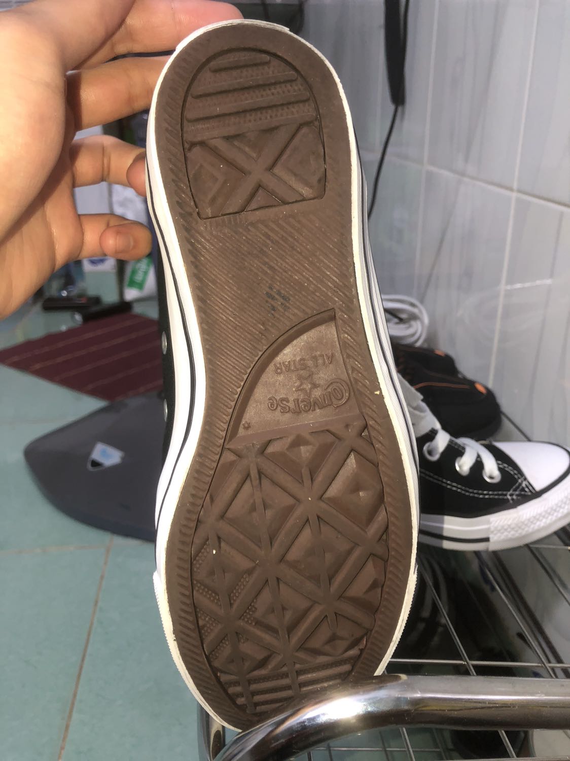 Tôi đi làm, chỗ làm bắt buộc giày Converse. Tôi mua đôi này đi cũng gần 1 tháng rồi mới trở lại đánh giá để có những cảm nhận trực quan nhất. Những ưu điểm hay nhược điểm thì đã được nói rất nhiều trên Youtube rồi nên tôi không bàn lại. Đầu tiên tôi đánh giá shop giao nhanh (sớm hơn dự kiến 1 ngày), hàng chính hãng. 
Đồng nghiệp hỏi tôi chỉ là giày đi làm thôi mà, sao k mua rep mà mua real tốn tiền? Câu hỏi rất đáng suy nghĩ đúng không ạ! Sau gần 1 tháng đi giày real này thì cái sự tự tin mà nó mang lại cho tôi thì chắc chắn không có đôi giày rep nào có thể thay thế được. Nó đắt cũng có cái giá của nó, như một youtuber từng nói “Họ bán giày là bán cả công nghệ họ nghiên cứu nữa” nên nếu giày rep mà có được những công nghệ đó thì sao họ không lập hẳn một thương hiệu mới luôn đúng không ạ!? 
Sau khi mua đôi giày này thì đến nay tôi không có bất kỳ hối tiếc nào. Thanks for everything!