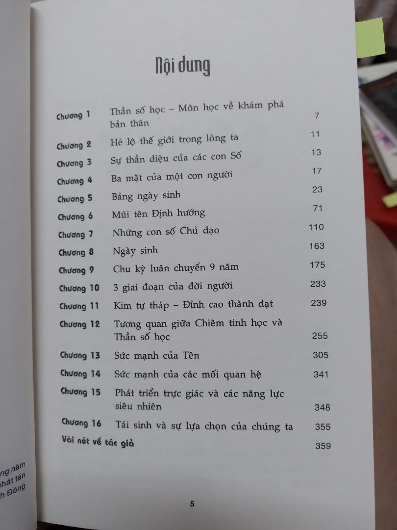 Sách mới tậu. Hình như mới ship đến hôm nay luôn. Thấy nội dung sách có khác so với cuốn Thay Đổi Cuộc Sống với Nhân Số Học của tác giả Quỳnh Hương. Mà hay hơn hay không thì chưa biết. Nghe đồn còn có mấy cuốn là hết trong kho. Hình như lúc mua có giá 100K. Ở bìa thì ghi là 126K.