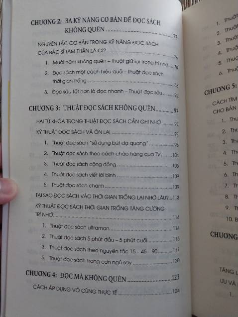Mình xin gửi các bạn quyển sách cùng tác giả và mục lục của "Đọc nhiều nhớ được bao nhiêu". Với mình, quyến sách giống như một cẩm nang dành cho ai muốn rèn luyện kỹ năng đọc sách nói riêng và học tập nói chung. Sách đề cập các vấn đề xoay quanh đọc sách với 1 trình tự rõ ràng: Lợi ích của đọc sách, nguyên nhân đọc nhiều sách rồi quên nội dung, các cách đọc hiệu quả, cách chọn, mua, bảo quản sách và đặc biệt có 1 chương riêng dành cho sách điện tử. Với niềm đam mê học tập vô tận, tác giả đã tiếp cận vấn đề với ngôn từ gần gũi, ví dụ thực tế cùng nền tảng khoa học sẽ giúp các bạn yêu việc đọc sách hơn, từ đó phát triển bản thân và gặt hái được nhiều thành công trong tương lai.