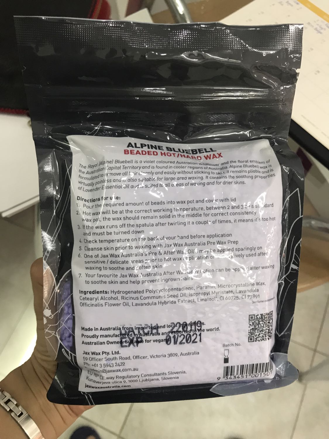 Đã nhận hàng, sản phẩm mềm, bám lông tốt hơn các loại sáp khác đã từng dùng. Có lẽ vì mềm hơn nên sáp lâu khô hơn chút, gần như không có cảm giác nóng hay rát khi giật lông đi. Lúc đầu chưa quen thì loay hoay 1 chút, quen rồi giật lông đi tận gốc luôn. Rất hài lòng.