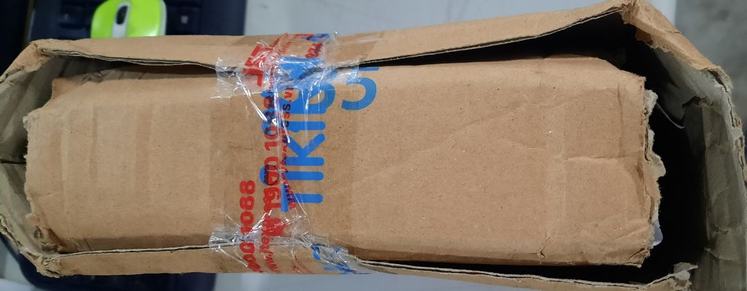 Bản đặc biệt kỷ niệm 100 năm ngày xuất bản nên giấy in chất lượng, lại còn được tặng kèm 8 postcard, 1 bản đồ HANOI 1873, nội dung sách thì không có gì phải bàn cải, chỉ hơi thất vọng vì dạo này tiki đóng gói hộp rất ẩu, và nhăn viên giao hàng không còn hộp nào còn nguyên vẹn, mua sách bản bìa cứng mà góc sách còn gãy chứ bản bìa mềm chắc sách nát bươm rồi, đề nghị tiki và đối tác vận chuyển cẩn thận và giữ gìn hơn. 
Mong là đơn hành sau sẽ không còn tình trạng như thế này nữa. Bản đặc biệt kỷ niệm 100 năm ngày xuất bản nên giấy in chất lượng, lại còn được tặng kèm 8 postcard, 1 bản đồ HANOI 1873, nội dung sách thì không có gì phải bàn cải, chỉ hơi thất vọng vì dạo này tiki đóng gói hộp rất ẩu, và nhăn viên giao hàng không còn hộp nào còn nguyên vẹn, mua sách bản bìa cứng mà góc sách còn gãy chứ bản bìa mềm chắc sách nát bươm rồi, đề nghị tiki và đối tác vận chuyển cẩn thận và giữ gìn hơn. 
Mong là đơn hành sau sẽ không còn tình trạng như thế này nữa.