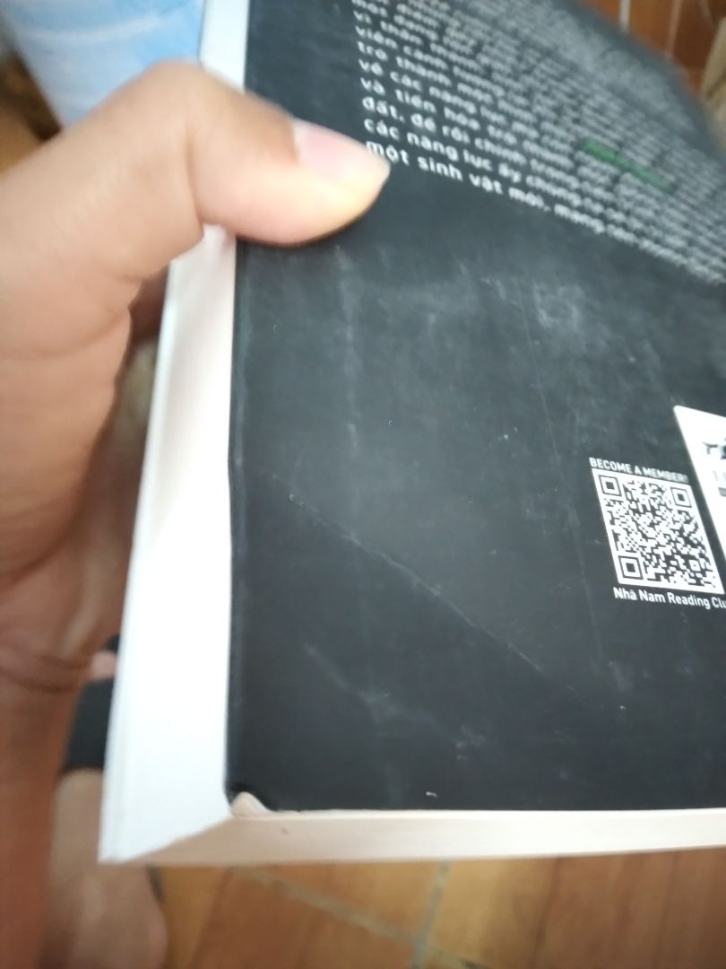 Mới khui quyển sách mà bực mình vô cùng, mua sách Tiki nhiều lần nhưng chưa bao giờ thất vọng như lần này. Sách bẩn, xước xát, cong móp góc, ko hiểu bị quăng quật kiểu gì mà vẫn gửi cho khách được ạ. Nếu Tiki còn muốn giữ chân các mọt sách thì xem lại khâu đóng gói đi ạ, nếu ko người ta chỉ vào Tiki xem review rồi đi chỗ khác mua đấy