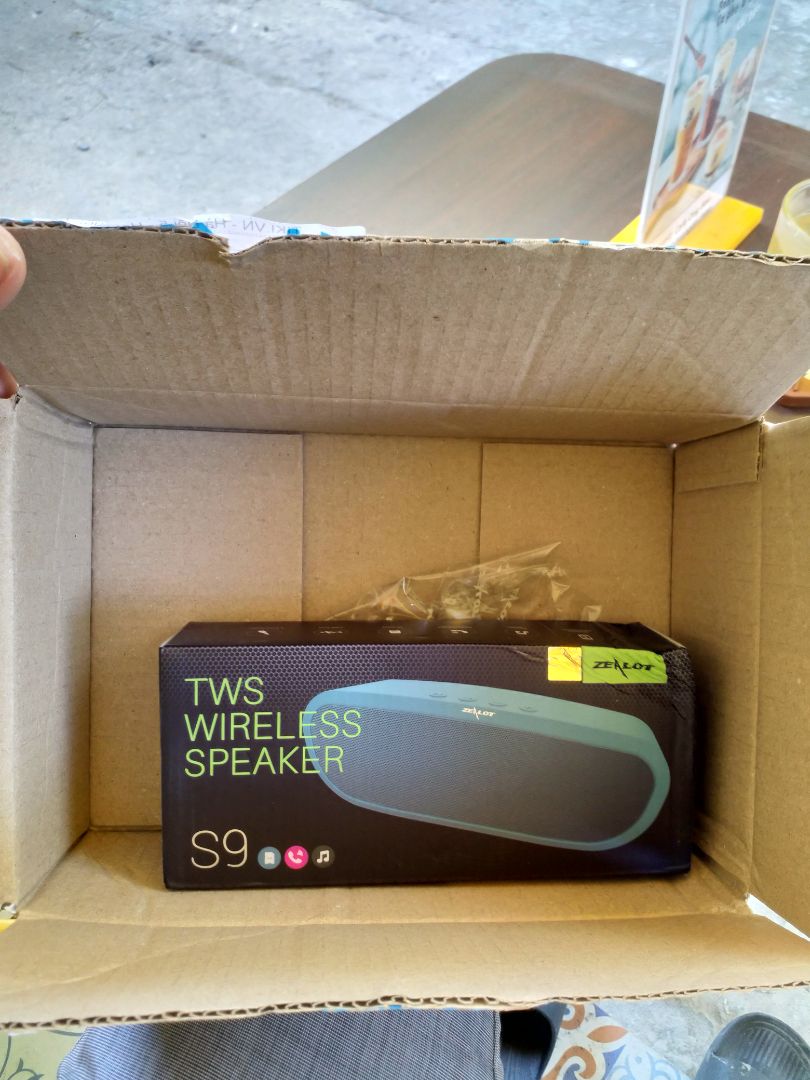 mới nhận xong nghe 3h liên tục vẫn còn bin. loa này nghe ở không gian nhỏ thì OK. hành điện tủ mà bên tiki đóng gói xộc xệch lúc nhận hộp sản phẩm biến dạng mất 1 góc hộp sản phẩm. đánh giá 3 sao cho khâu đóng gói. sản phẩm thì OK 5 sao