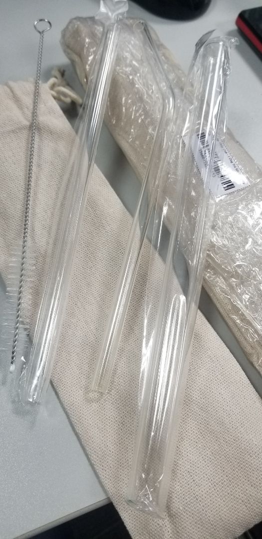 Ống thủy tinh chắc chắn. Tui mua về chỉ dùng ống nhỏ là chính. Ống lớn dùng uống trà sữa tui cho đi vì tui không uống trà sữa.
Túi đựng ống hơi thô không được mềm mài. Hình ảnh sản phẩm như mô tả.