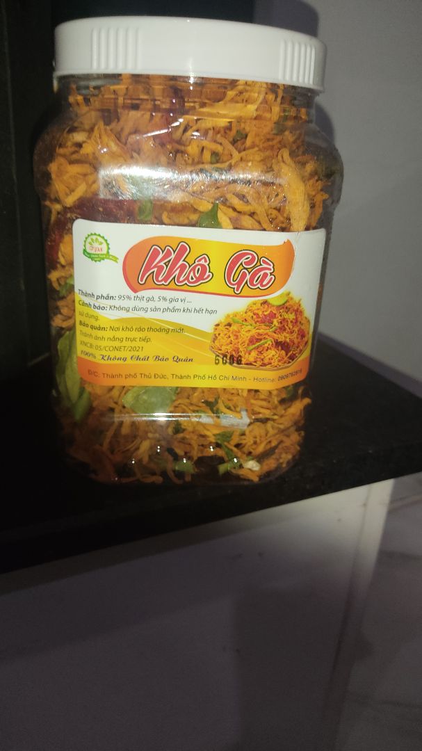 Hũ khô có 2 gói hút ẩm cũng gần 100g, với khô gà rất khô và cứng, cứng đến độ cầm cọng khô lên bẻ cái gãy làm 3 luôn á, ăn mấy miếng mà ê hết hàm răng