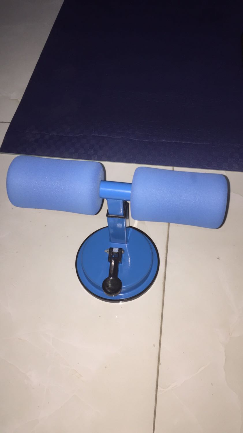 Bám dính sàn tốt, êm chân, tuy là phần thân trên kết nối phần đế có hơi lỏng tí xíu. Giá thành và sản phẩm zậy thì là ok rồi.