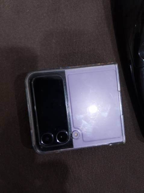 Hàng đẹp, giao nhanh. Tuy nhiên hơi cứng. Tháo ra tháo vô sợ trầy đien thoai ghê. Xài cũng lâu rồi mà vẫn còn rất ổn, k bị xuống màu hay trầy xước gì.