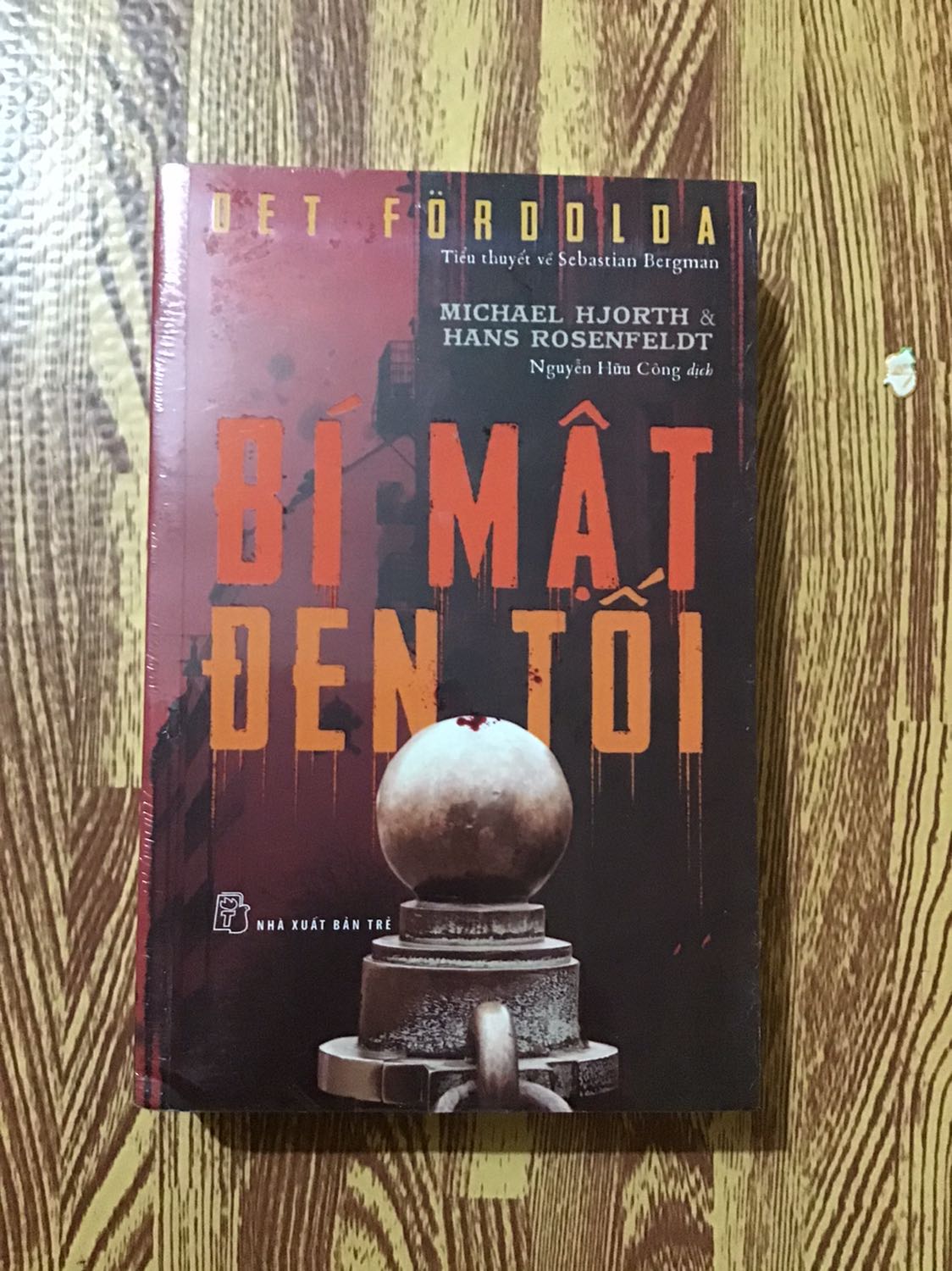 Sách mới,còn nguyên màng Co. Về nội dung là tương đối hay,đáng đọc. Vận chuyển ổn,nhanh k bị móp méo. Khổ sách hơi bé làm cho sách trông có vẻ dày hơn,riêng về giá thì nxb trẻ có vẻ đẩy giá quá cao 210k @@ với một cuốn sách tuy đc đầu tư về dịch thuật,in ấn,nội dung tốt nhưng k đến mức giá này,với mức giá 2/3 độc giả có thể tìm kiếm nhiều tác phẩm hay và đc đầu tư chau chuốt k hề kém hơn