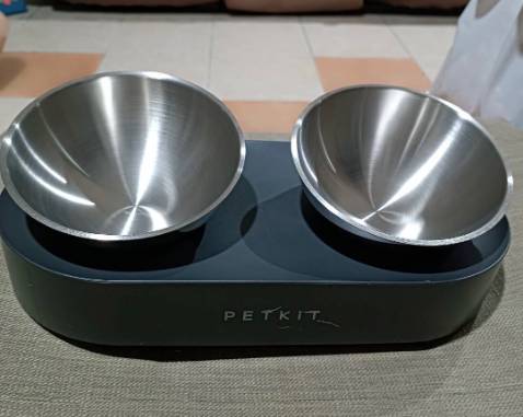 Mình mua ở shop này khá nhiều món, món nào mình thấy cũng chất lượng và sang hết chơn. Bát này cũng vậy sang ghê luôn á với cả mèo nhà mình ăn cũng sạch sẽ mình đỡ phải dọn nhiều. Nên mua nhé mọi người. Cho shop 5 sao vì độ dễ thưn khi tư vấn và đóng gói chắc chắn hok gây hư hại đồ của mình