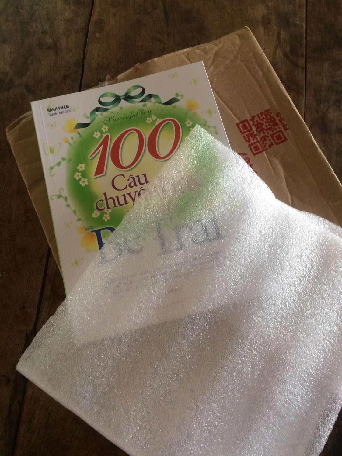 Sách đẹp, đủ to, được bọc cẩn thận,bìa sách rất mướt sờ đã tay và chất lượng giấy khá tốt. Mình hơi thắc mắc tại sao giá bìa thì 65k còn mua online thì 46k thôi giải thích hộ mk nha