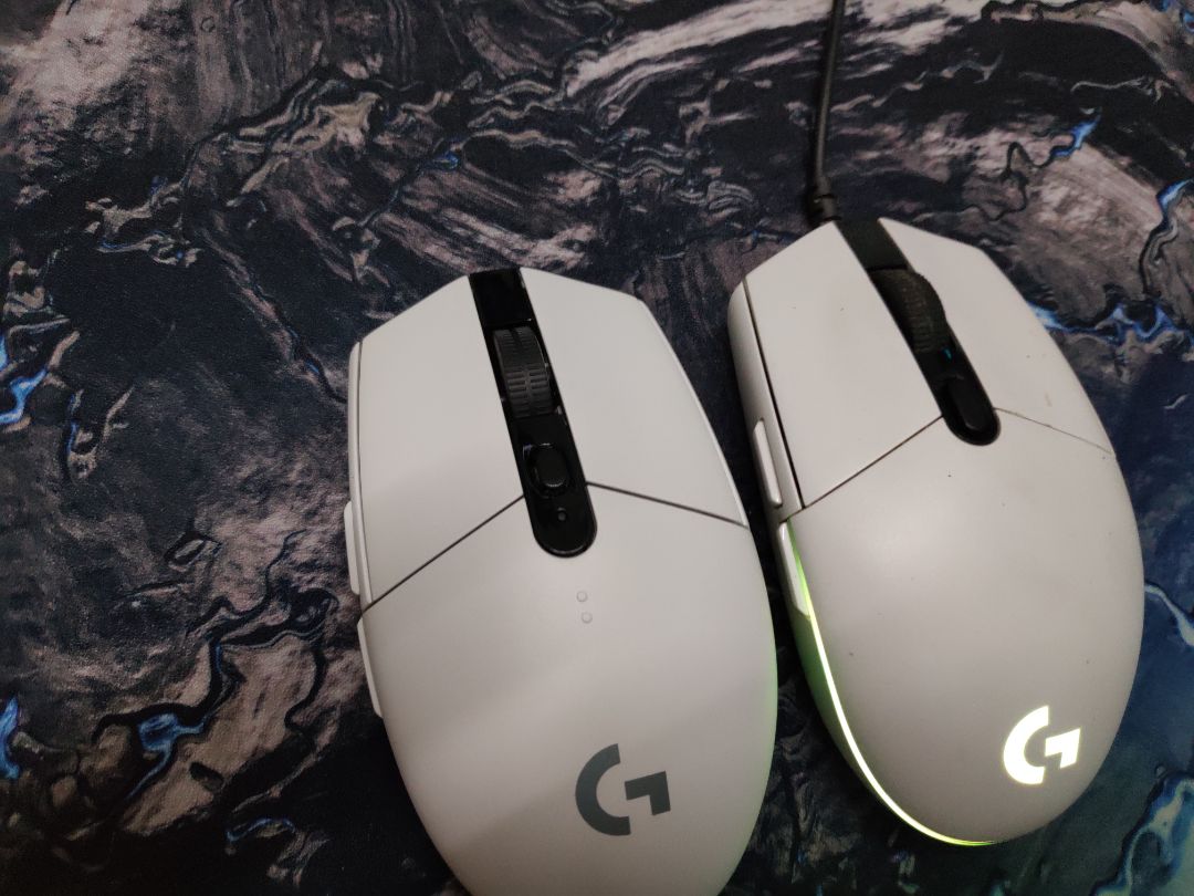 Sản phẩm chính hãng do vịnh xuân pp. Review thêm cho những ai đã sd G102: Sau khi lắp pin G304 nặng hơn và feat chuột nhỏ hơn nên di dít hơn. wheel nhỏ hơn, mượt hơn tuy nhiên lại không rõ khấc như 102. 2 phím bên hông nhẹ hơn, đặc biệt phím bên trong rất mềm và thụt sâu hơn hẳn nên cho cảm giác bấm kém G102