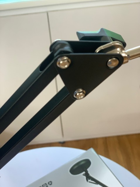 khung kim loại cực chi chắc chắn, đúng hàng hãng dùng vẫn thích. Trước mình mua 1 cái tương tự nhưng chẳng dùng dc, đế nhẹ cứ đặt đt lên là dễ lật. Chuyển sang sp này quá oke.