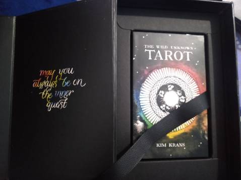 Fahasa cho một cái miếng chống sốc bự chả bá, bộ bài thì gất là đẹp. Fahasa đem bộ bài tarot hàng auth về VN với giá rất mềm nè. Hộp giao hàng bị thủng lỗ khá nhiều, về đc tới nhà mình chắc cái hộp cũng chống cự dữ dằn =))) Tuy nhiên mình thấy hộp bài có nhiều vết hằn, nhưng mà này chắc do bên xuất bản vì thấy seal nilon với lớp vỏ giấy ngoài gần như chả bị sao cả.