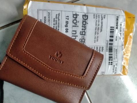 Thiết kế gọn đẹp, màu đúng mô tả, nhiều ngăn tiện dụng, chống nước tốt bên ngoài da