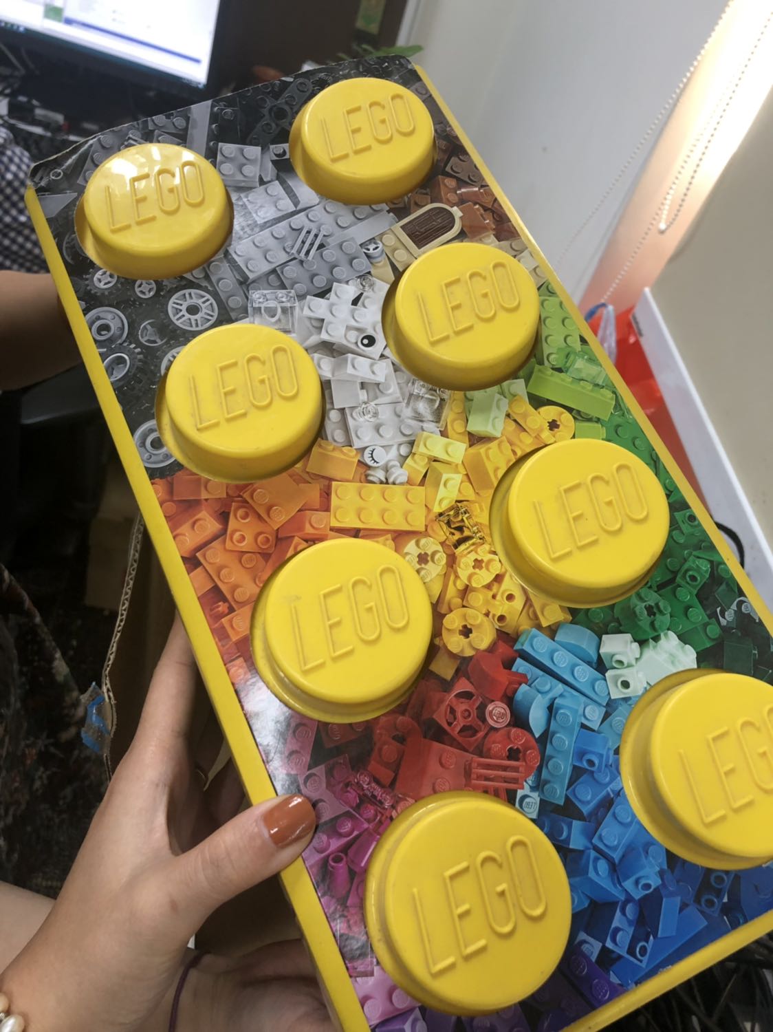 Mình đã mua tầm 3 bộ logo từ Tiki, nhưng lần trước rất hài lòng nhưng lần này thực sự thất vọng.
Mình đặt bộ này vào tầm giữa tháng 10 nhưng bị giao muộn, tới hôm nay là 04/11 mới nhận được hàng. Các bann bên Tiki có gọi điện thoại và xin lỗi vì kho hết hàng. Mình cũng cảm thấy ok, không vấn đề gì.
Tới hôm này nhận hàng thì không hiểu sao Tiki có thể giao cho mình 1 hộp lego CŨ và BẨN như thế! Vỏ hộp Tiki bên ngoài bị bong hết băng dính, ọp ẹp và bẩn. Lúc nhận hàng đã nghĩ sao lần này quăng quật cái hộp ghê vậy nhỉ?
Tới lúc mở ra... bộ Lego này như được tìm vét trong 1 cái kho để giao cho mình vậy. Các chi tiết và góc cạnh bám đầy bụi, xước, tem mác bị rách gắn băng keo chằng chịt (như hình). Các bạn nghĩ mình là khách hàng gì mà có thể thản nhiên giao 1 cái thùng lego như vậy????
Mình đã gọi lên tổng đài với mong muốn đổi hộp mới hơn, cũng k muốn gửi phản hồi lên chỗ công cộng cho mọi người đọc được. Bạn nhân viên xin lỗi và nói sẽ gửi e*** tiếp nhận cho mình, đề nghị mình gửi hình ảnh trong *** phản hồi để các bạn xử lý. Nhưng giờ đã là tối và vẫn không thấy e*** nào??? (Mình đax check cả junk ***).
Đề nghị Tiki nhận lại hộp Lego này! Mình đã mua tầm 3 bộ logo từ Tiki, nhưng lần trước rất hài lòng nhưng lần này thực sự thất vọng.
Mình đặt bộ này vào tầm giữa tháng 10 nhưng bị giao muộn, tới hôm nay là 04/11 mới nhận được hàng. Các bann bên Tiki có gọi điện thoại và xin lỗi vì kho hết hàng. Mình cũng cảm thấy ok, không vấn đề gì.
Tới hôm này nhận hàng thì không hiểu sao Tiki có thể giao cho mình 1 hộp lego CŨ và BẨN như thế! Vỏ hộp Tiki bên ngoài bị bong hết băng dính, ọp ẹp và bẩn. Lúc nhận hàng đã nghĩ sao lần này quăng quật cái hộp ghê vậy nhỉ?
Tới lúc mở ra... bộ Lego này như được tìm vét trong 1 cái kho để giao cho mình vậy. Các chi tiết và góc cạnh bám đầy bụi, xước, tem mác bị rách gắn băng keo chằng chịt (như hình). Các bạn nghĩ mình là khách hàng gì mà có thể thản nhiên giao 1 cái thùng lego như vậy????
Mình đã gọi lên tổng đài với mong muốn đổi hộp mới hơn, cũng k muốn gửi phản hồi lên chỗ công cộng cho mọi người đọc được. Bạn nhân viên xin lỗi và nói sẽ gửi e*** tiếp nhận cho mình, đề nghị mình gửi hình ảnh trong *** phản hồi để các bạn xử lý. Nhưng giờ đã là tối và vẫn không thấy e*** nào??? (Mình đax check cả junk ***).
Đề nghị Tiki nhận lại hộp Lego này!