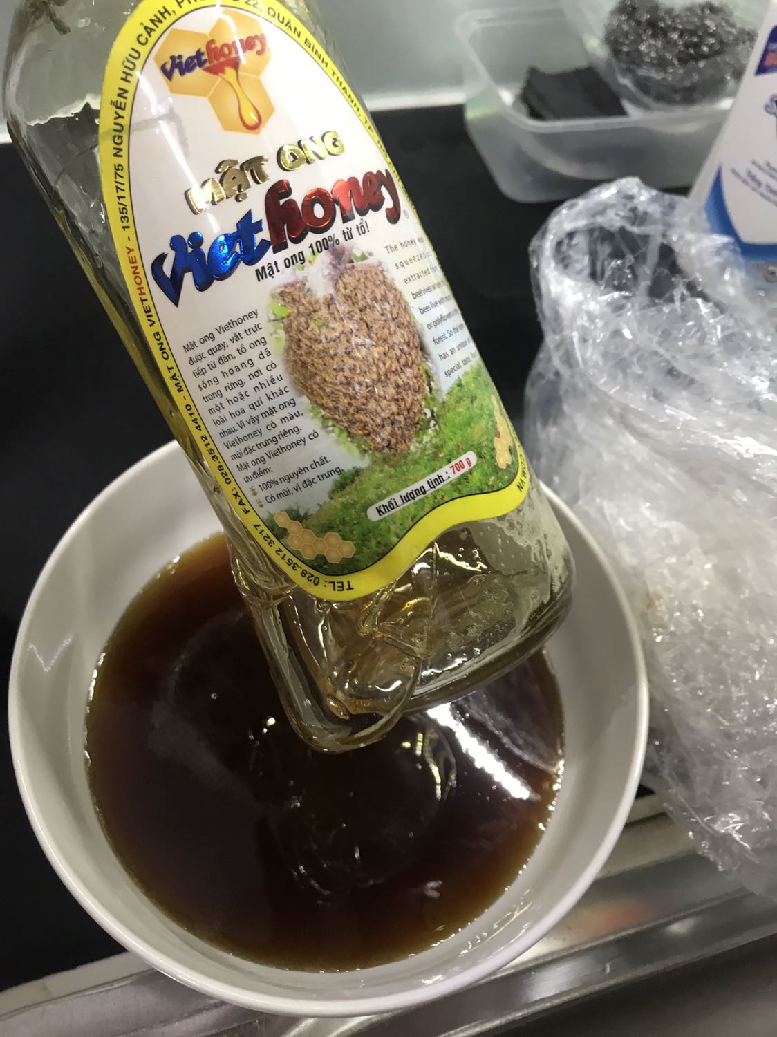 Thất vọng quá. Mình mua 3 chai lúc nhận hàng thì thùng giấy bên ngoài đã đổ đầy mật ong, mở hàng ra thì có 1 chai bị vỡ, đổ hết nửa chai luôn. Mình phải chiết ra tô để giữ phần còn lại haizz