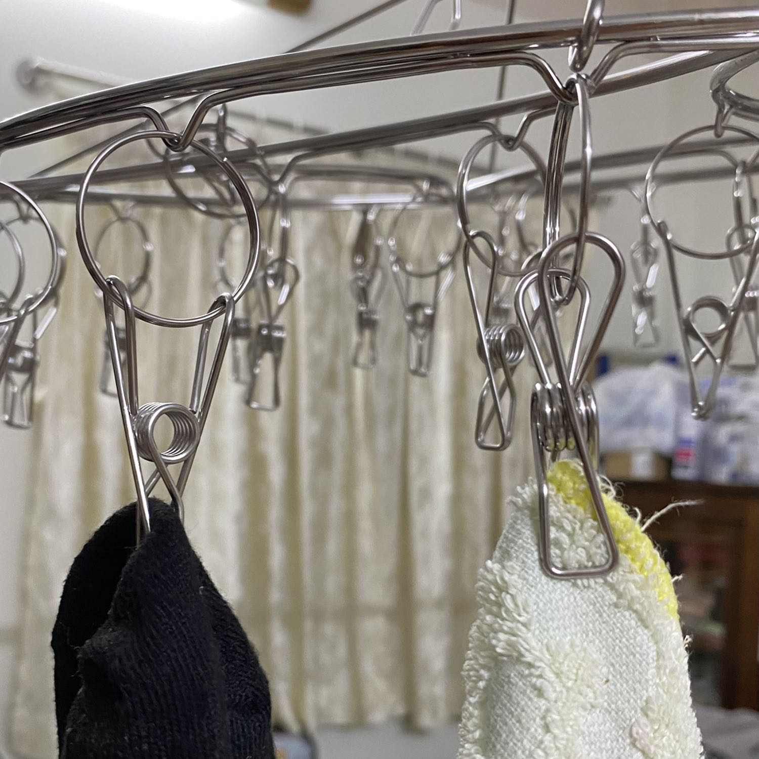 Sản phẩm chắc chắn, đẹp; sẽ không bị dòn như nhựa. Kẹp chắc nhưng bảo đảm không trầy xước.