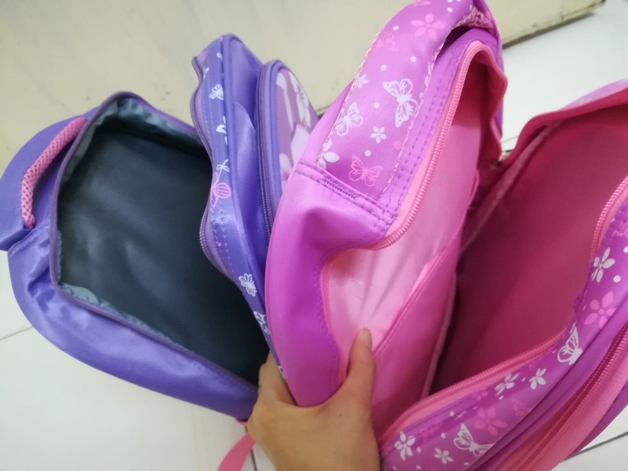 Tôi đã mua 01 ba lô màu tím của shop NATUCO thấy đẹp, hàng tốt nên người bạn nhờ mua giúp 1 chiếc y trang nhưng nhận hàng về thì hàng khác hoàn toàn từ kiểu dáng lẫn chất lượng. Màu sắc, họa tiết của ba lô ko sắc nét, đường may không kỹ lưỡng như cái trước, khóa kéo cũng không trơn bằng. Tôi lấy làm lạ mới xem lại đơn hàng thì hóa ra của nhà cung cấp KIDOS. Thật quá đáng mà, sản phẩm khác vậy tại sao a/c để cũng hình ảnh, link mua hàng lần  trước tôi mua của nhà cung cấp natuco để gây hiểu lầm cho khách. Người ta nhờ tôi mua dùm giờ thành tôi mua hàng nhái hàng kém chất lượng cho ngta, thật mất mặt quá mà… Đây tôi chụp hình cho mọi người xem , chiếc bên phải là mua trước còn bên trái là mua sau của KIDOS.