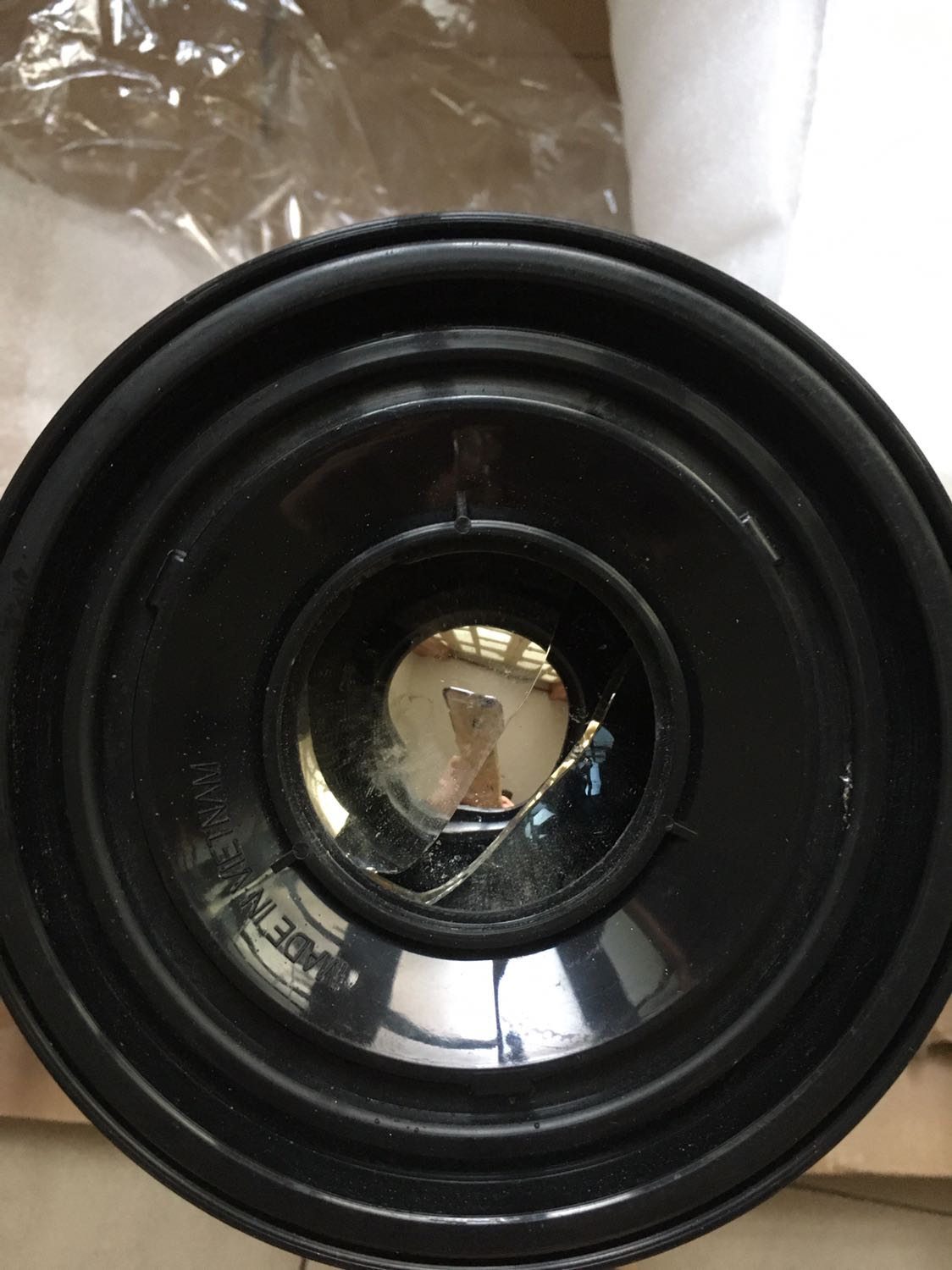 Tôi mới nhận phích nước 2.5 L Rạng Đông có cần bơm tay tiện dụng. Khi cầm thì có tiếng loảng xoảng. Mở nắp dưới đáy phích nước ra kiểm tra thì thấy ruột thủy tinh đã bị vỡ. Đề nghị đổi lại phích nước khác có chất lượng.