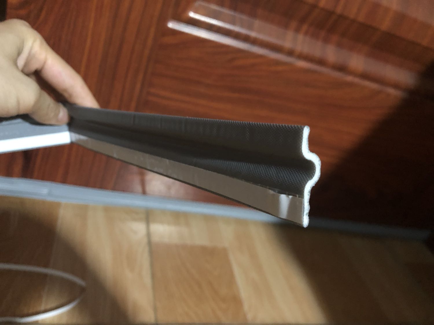 Hơi mỏng, k dày dặn như video, keo dán ban đầu khá chắc, hy vọng là chắn được bụi