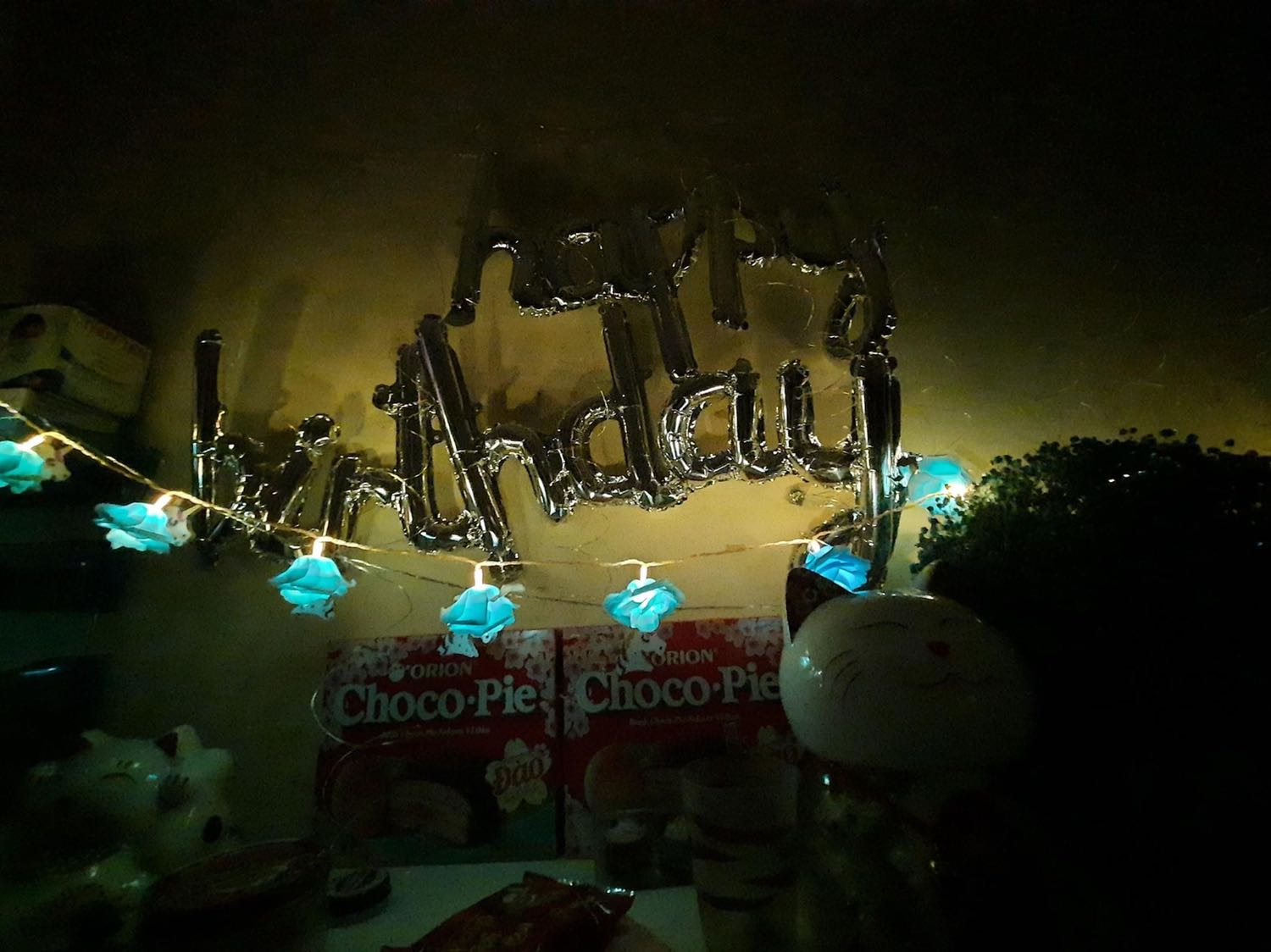 Màu xanh nhạt chứ ko đậm như trong hình nha
Giờ hàng khá nhanh mà họ pin lắm 
Mới dùng có 1 đêm là hết 1 cặp pin ? rồi