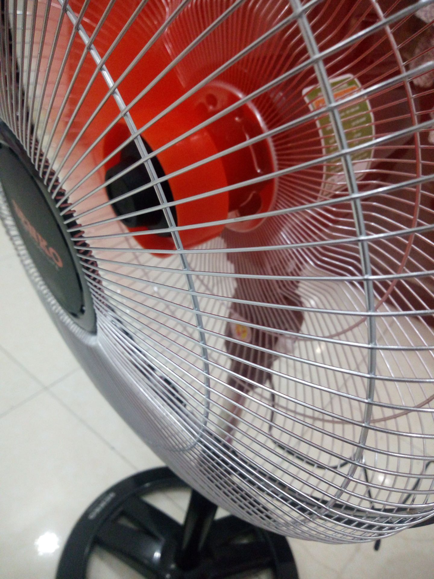 quạt chạy êm, mạnh, tiếng ồn vừa phải, có phiếu bảo hành đầy đủ, giao hàng nhanh chóng, shipper dễ thương, hàng Ok cảm ơn tiki