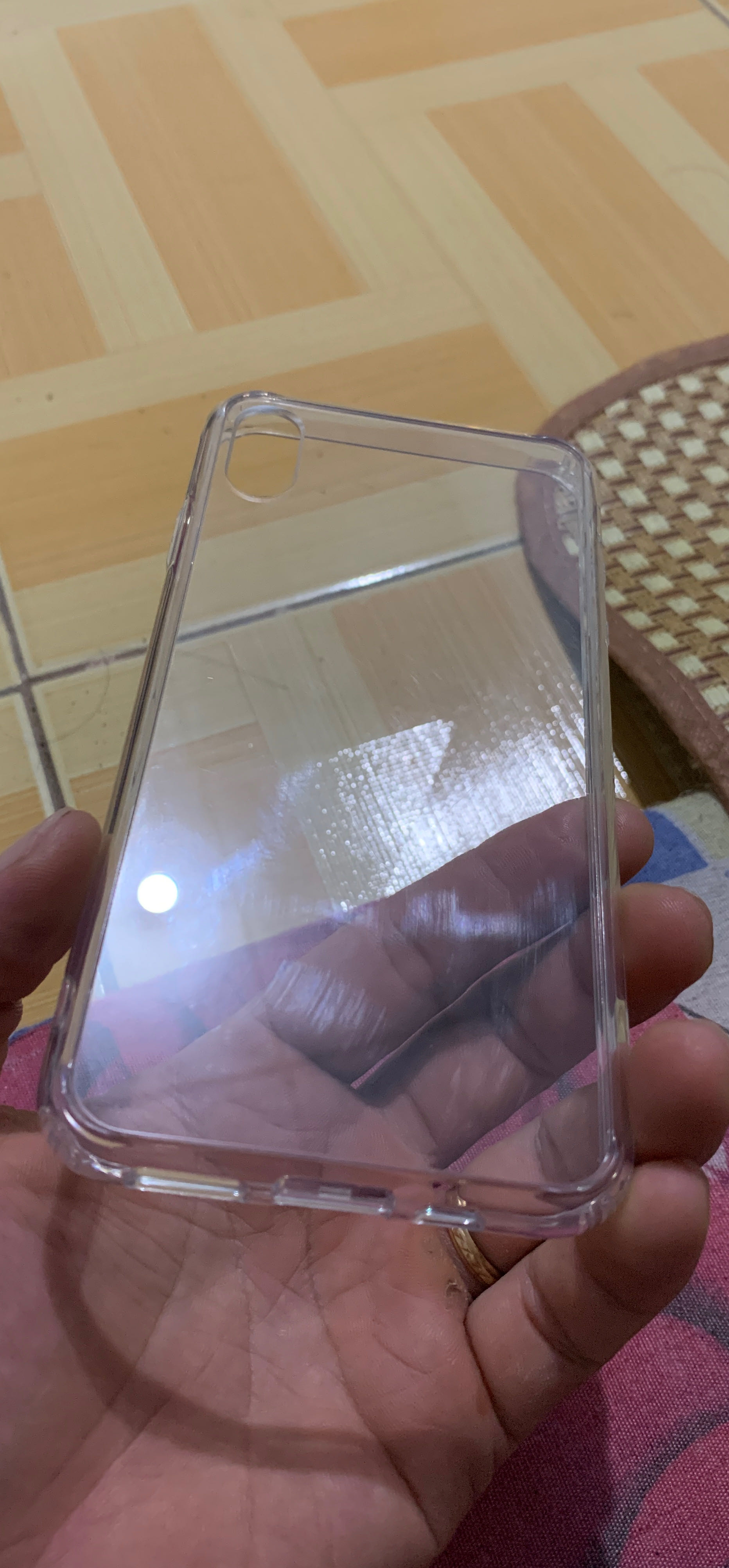 mặt lưng bằng kính dễ trầy, dễ ố, dễ lọt bụi vào trong mặt lưng bằng kính dễ trầy, dễ ố, dễ lọt bụi vào trong