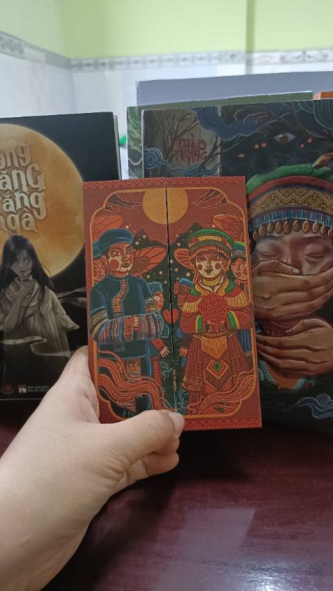 Nhận sách rất chỉn chu và đẹpppppp luôn, bìa nhám bóng hiệu ứng tốt cầm lên thấy mua rất đáng. Ủng hộ sách real, là cách ủg hộ tác giả tốt nhất nha mn ơi