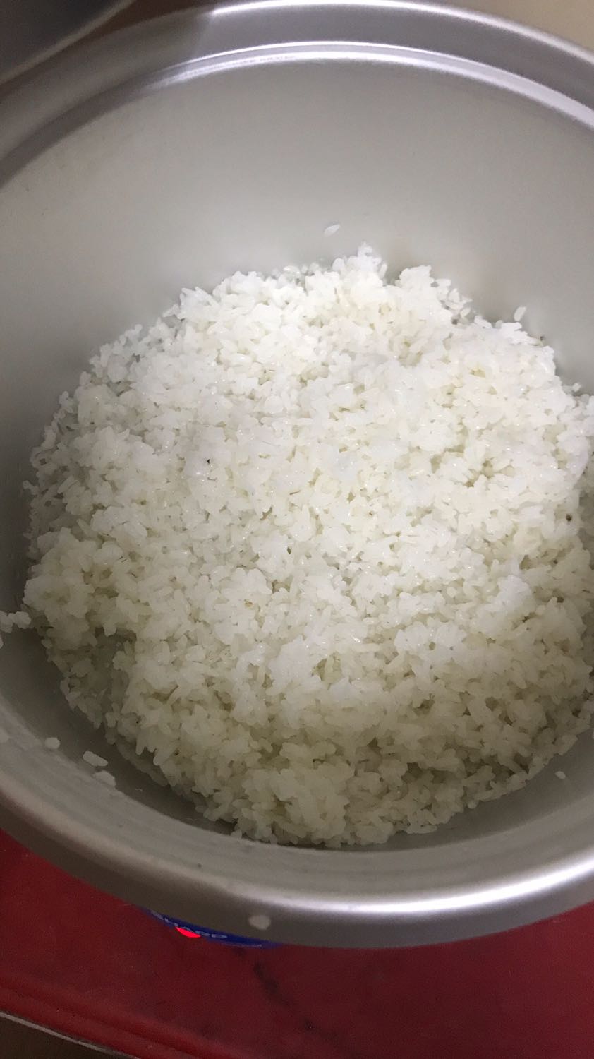 M vừa mua sp này và dùng thử thì thấy cơm có cháy, nồi rất mỏng và do thiết kế nên phần trên của nồi con (kim loại) bị hở ra ngoài nên rất dễ bị bỏng nếu vô tình chạm tay vào.