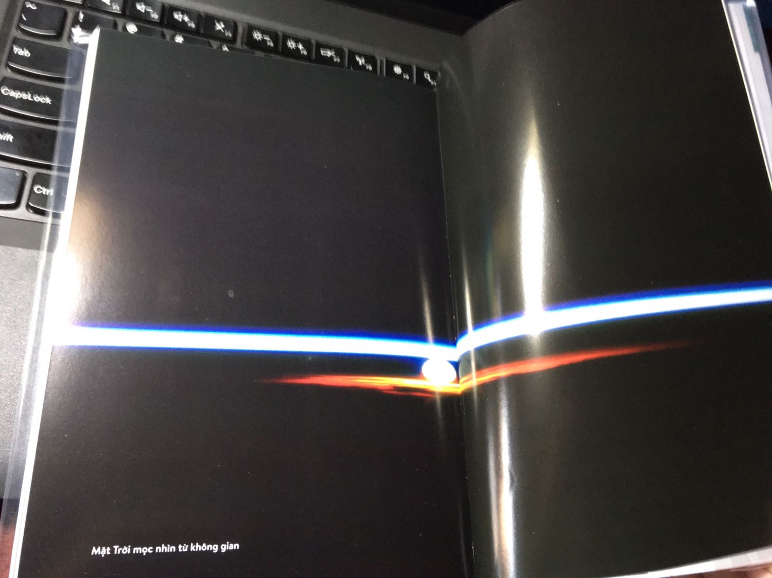 Đầu tiên thì tiki giao hàng rất nhanh, vỏ hộp hơi bị dập mà may sao sách bên trong không bị hư hại gì.

Cuốn sách là câu chuyện làm việc của tác giả tại một kính thiên văn của Nasa, từ đó tác giả kể nhuengx câu chuyện trong một đêm, những kiến thức liên quan đến vũ trụ. Nội dung quyển sách không quá chuyên môn, thích hợp cho nhuengx bạn mới quan tâm về khám phá vũ trụ. Nó còn cung cấp thêm một số kiến thức căn bản để bạn lĩnh hội các cuốn khó hơn như Lược sử thời gian hay Vũ trụ trong vỏ hạt dẻ. Ngoài ra tác giả còn liên hệ các kiến thức này tới những tư tưởng, quan niệm của tôn giáo hay những truyền thuyết Đông Tây kim cổ, đọc không thấy chán luôn đấy.

Về phần trình bày sách mình cực thích luôn đấy. Thiết kế rất hiện đại và đẹp mắt. Có thêm phần hình ảnh full HD không che giúp chúng ta dễ dàng hình dung mà không cần tìm kiếm đâu xa. Mình cực thích cuốn này!!!