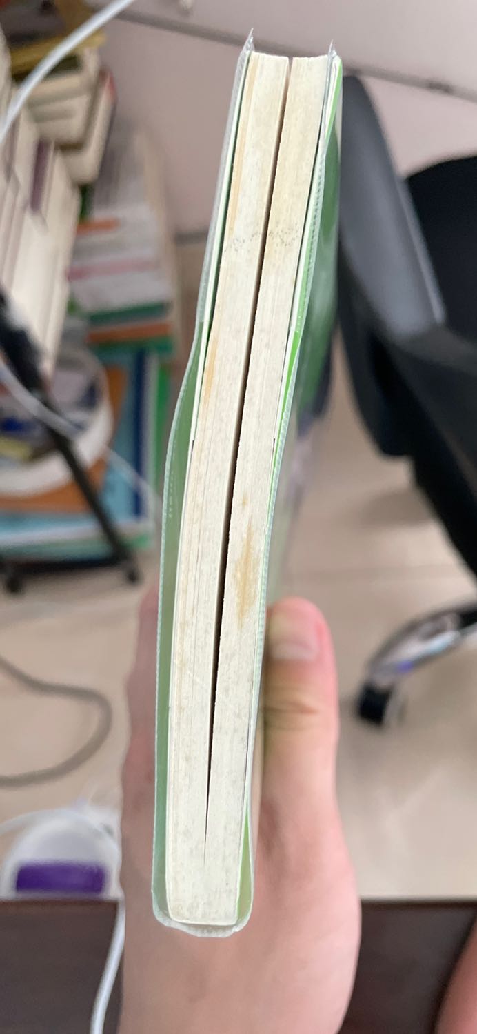 Cuốn sách này chất lượng giấy tệ quá.