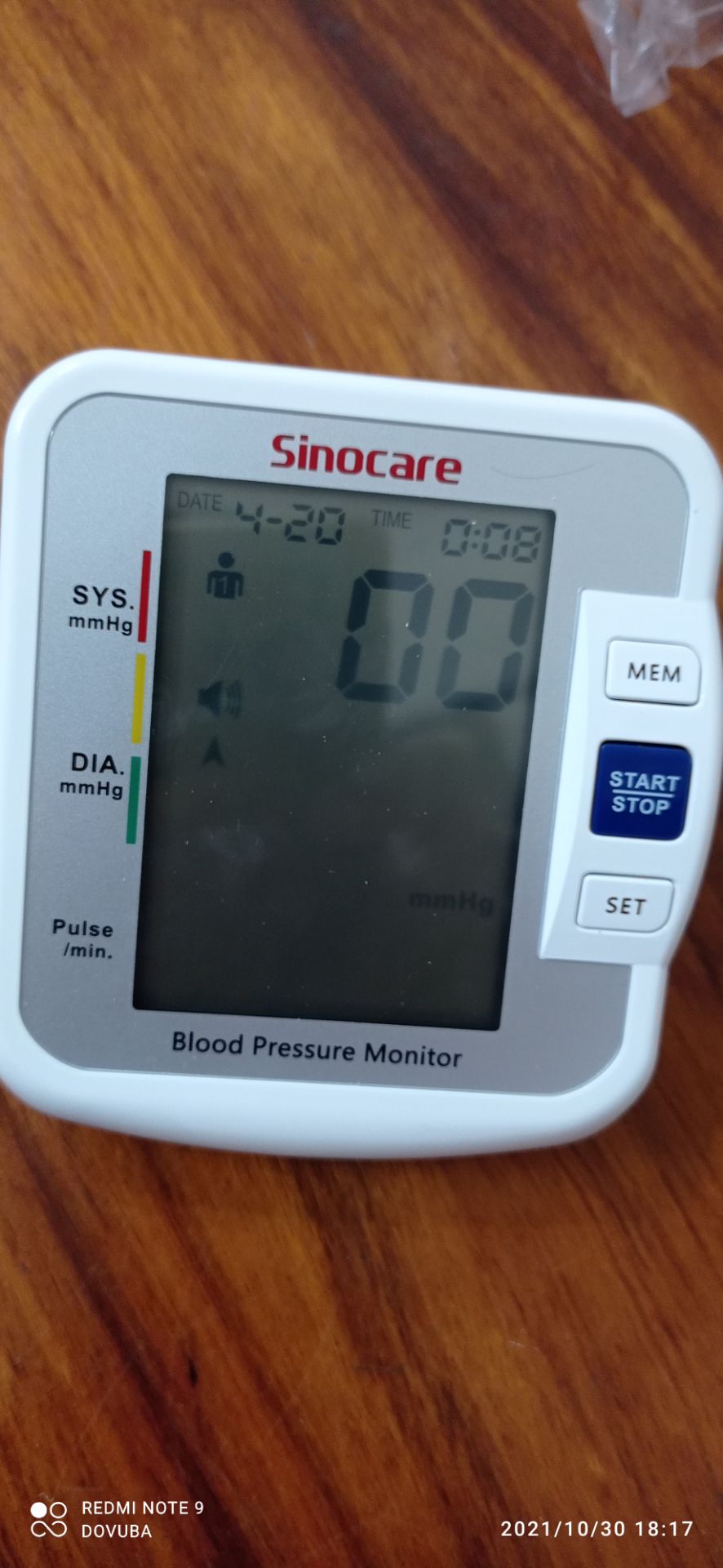 Tốc độ giao hàng nhanh, đúng mẫu mã như hình ảnh, trông bên ngoài khá đẹp và sang. Hàng còn nguyên seal. Trọn bộ gồm 1 máy có thông báo bằng tiếng việt, 1 cái quấn tay, 1 hướng dẫn và 4 pin aa alkaline.