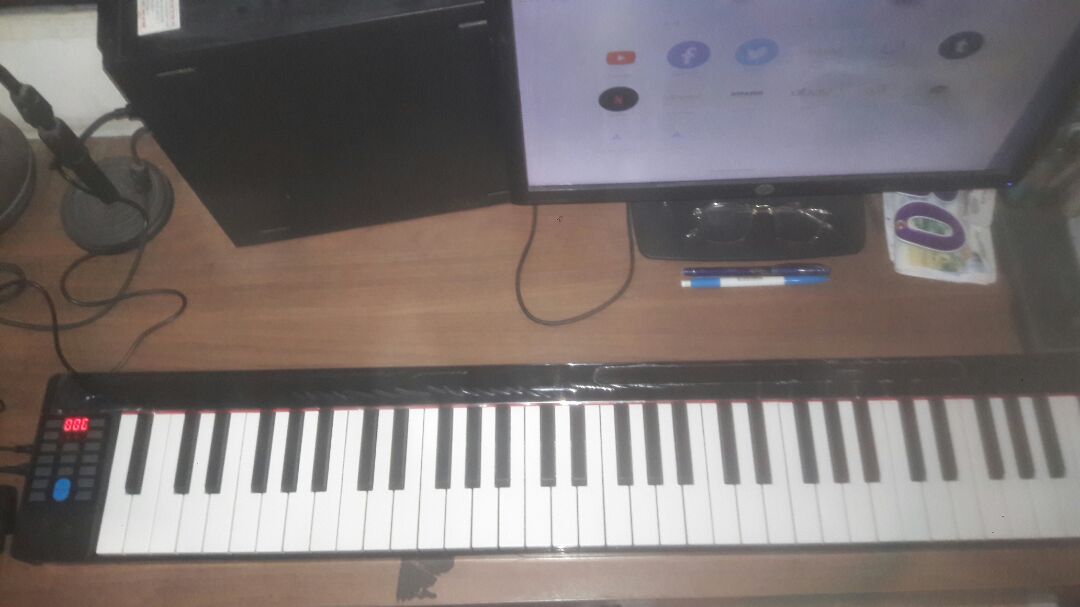 Hàng giống như hình, đầy đủ phụ kiện, âm thanh nghe tốt... thêm 1 cái shop giải đáp thắc mắc nhanh và nhiệt tình...