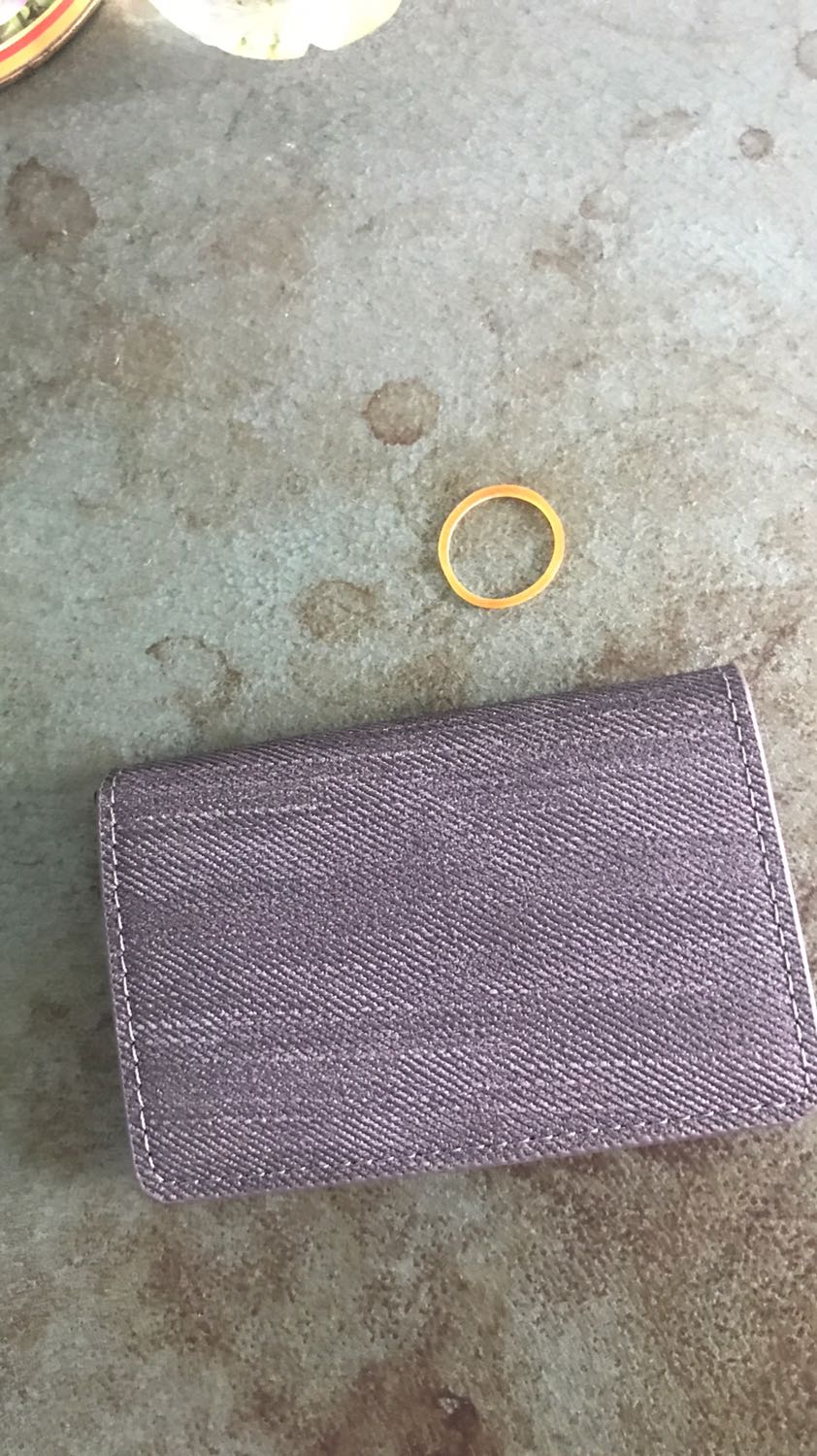 Ví thẻ thiết kế đẹp quá. Mới nhận được hàng đẹp quá nên post luôn đánh giá tiện thể săn xu. Phần da đường may chắc chắn trông hài hoà và đẹp. Phần hộp nhôm đựng thẻ sáng và đẹp. Vỏ hộp rất dày không lo móp méo, để thẻ vào khỏi lo hư hỏng gẫy gập luôn. Ở phần vỏ da cũng nhét thêm được tiền và giấy tờ nữa. Sản phẩm rất tiện dụng.